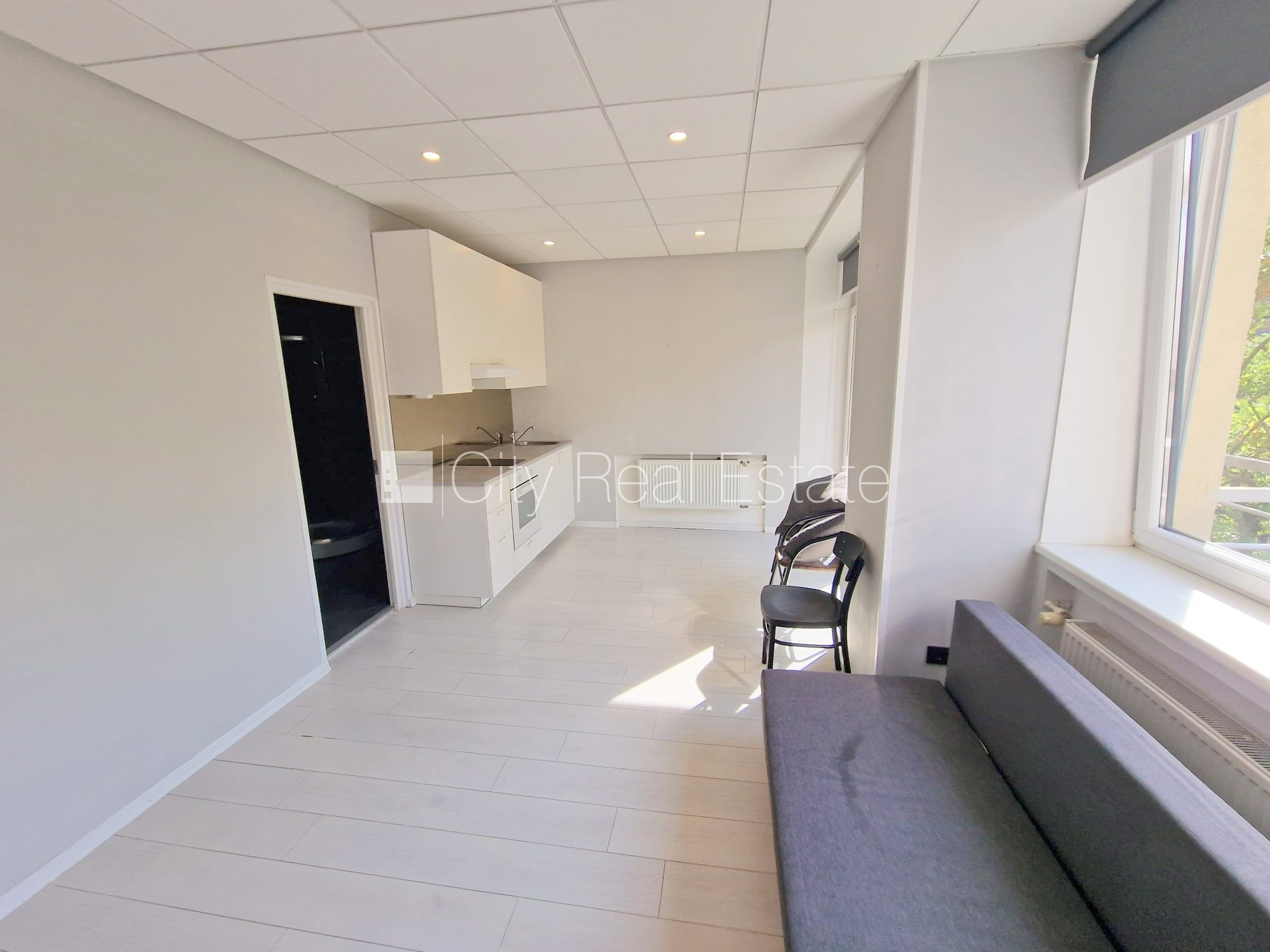 Sludinājumi. Jaunceltne, fasādes māja, ieeja no ielas, ir lifts, kāpņu telpa pēc kosmētiskā remonta, balkons, Cena: 360 EUR/mēn Foto #2