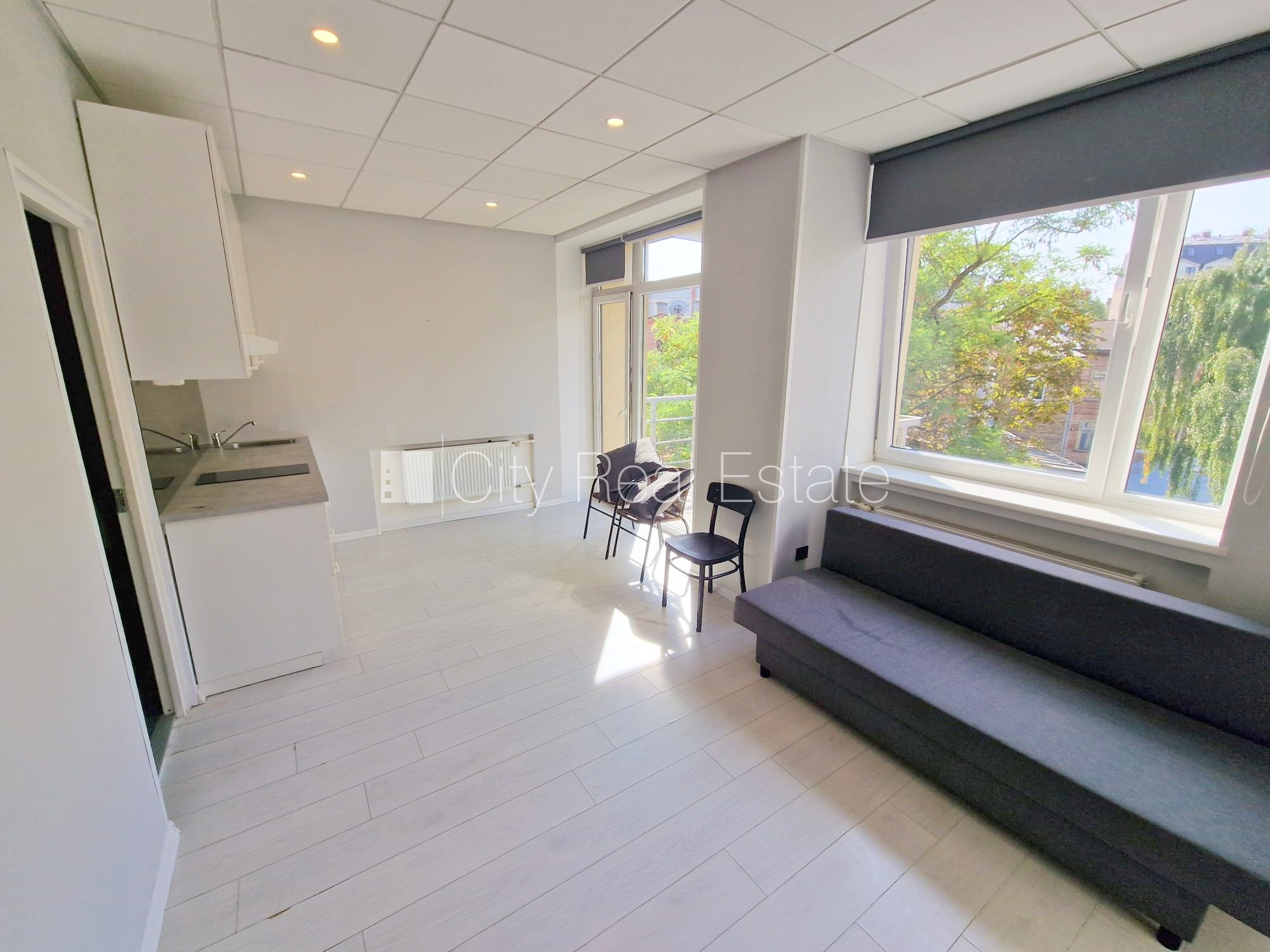 Sludinājumi. Jaunceltne, fasādes māja, ieeja no ielas, ir lifts, kāpņu telpa pēc kosmētiskā remonta, balkons, Cena: 360 EUR/mēn Foto #1