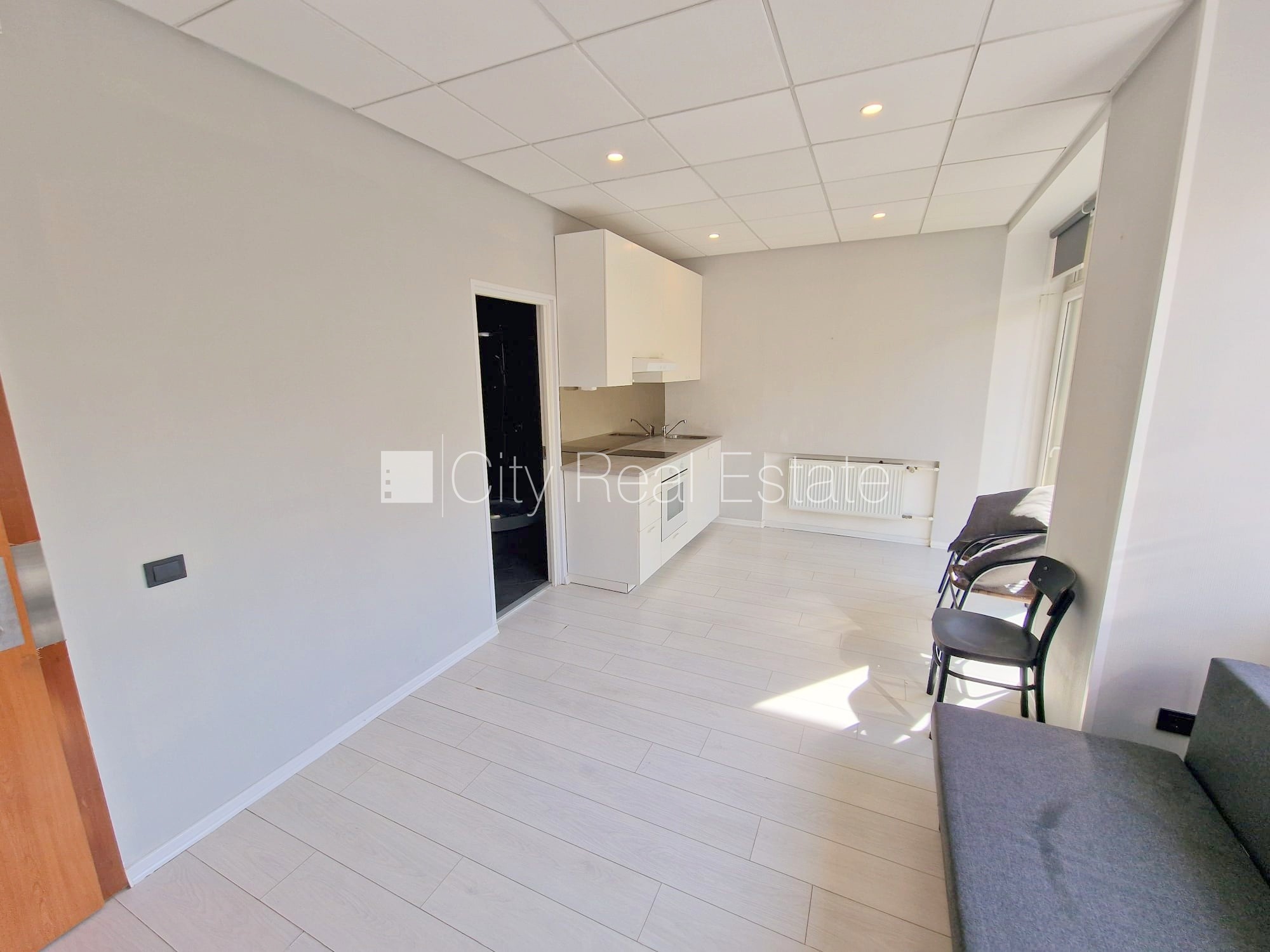 Sludinājumi. Jaunceltne, fasādes māja, ieeja no ielas, ir lifts, kāpņu telpa pēc kosmētiskā remonta, balkons, Cena: 360 EUR/mēn Foto #15