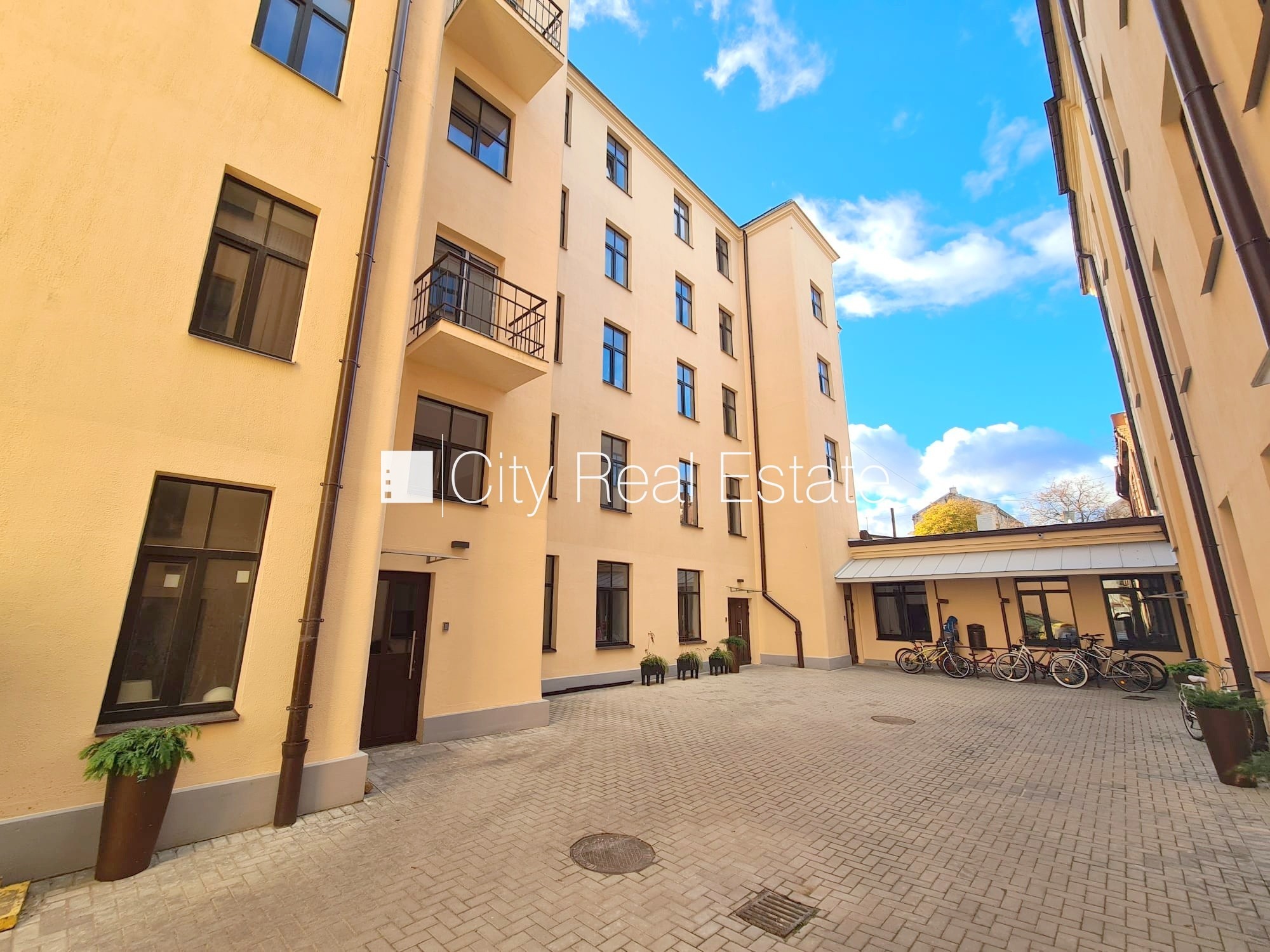 Sludinājumi. Fasādes māja, renovēta māja, slēgts pagalms, ieeja no ielas un pagalma, kāpņu telpa pēc kapitālā Cena: 320 EUR/mēn Foto #15