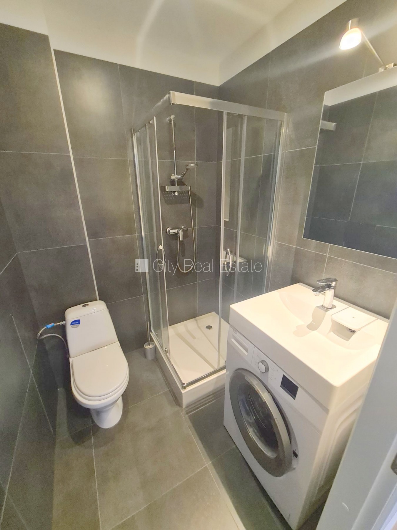 Sludinājumi. Fasādes māja, renovēta māja, slēgts pagalms, ieeja no ielas un pagalma, kāpņu telpa pēc kapitālā Cena: 320 EUR/mēn Foto #12