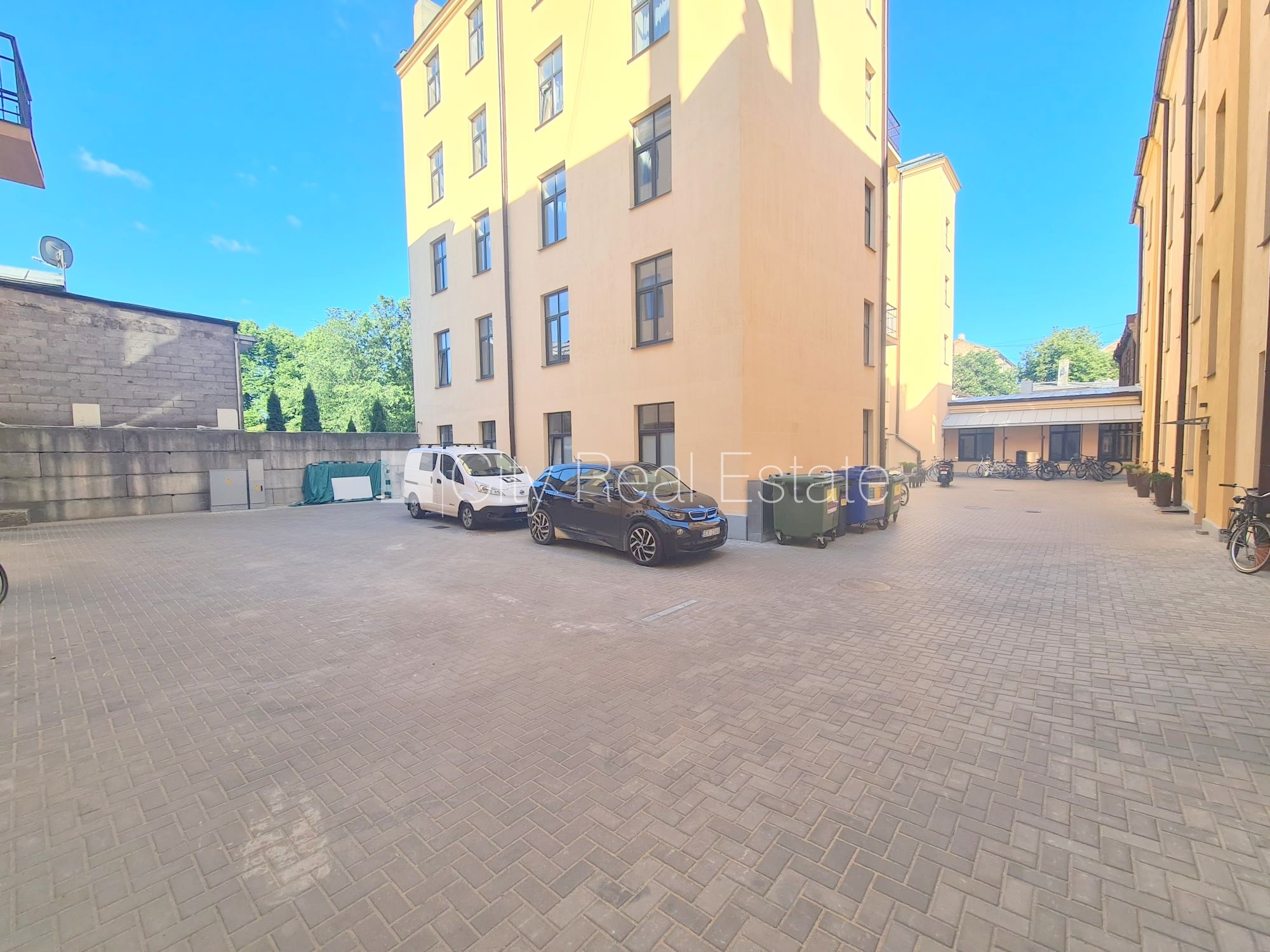 Sludinājumi. Fasādes māja, renovēta māja, slēgts pagalms, ieeja no ielas un pagalma, kāpņu telpa pēc kapitālā Cena: 320 EUR/mēn Foto #13