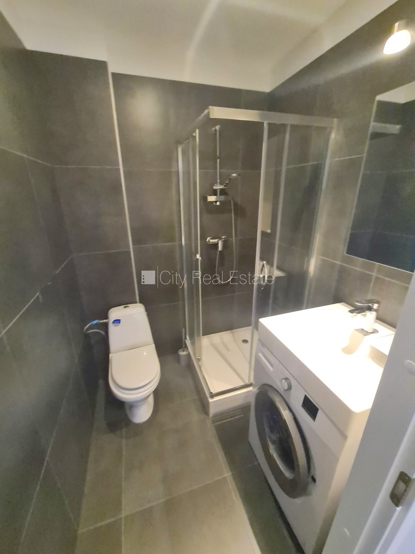 Sludinājumi. Fasādes māja, renovēta māja, slēgts pagalms, ieeja no ielas un pagalma, kāpņu telpa pēc kapitālā Cena: 320 EUR/mēn Foto #11