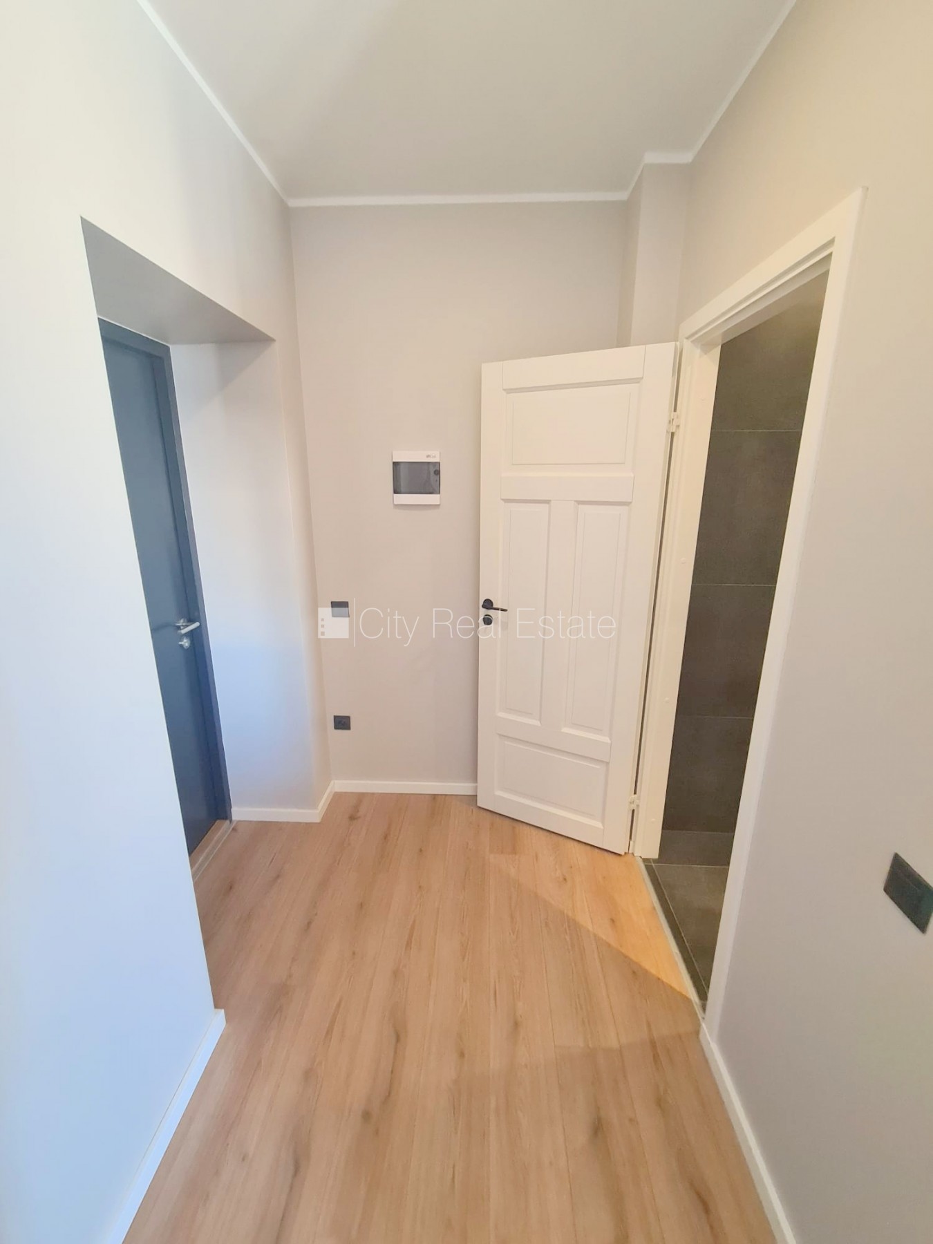 Sludinājumi. Fasādes māja, renovēta māja, slēgts pagalms, ieeja no ielas un pagalma, kāpņu telpa pēc kapitālā Cena: 320 EUR/mēn Foto #10