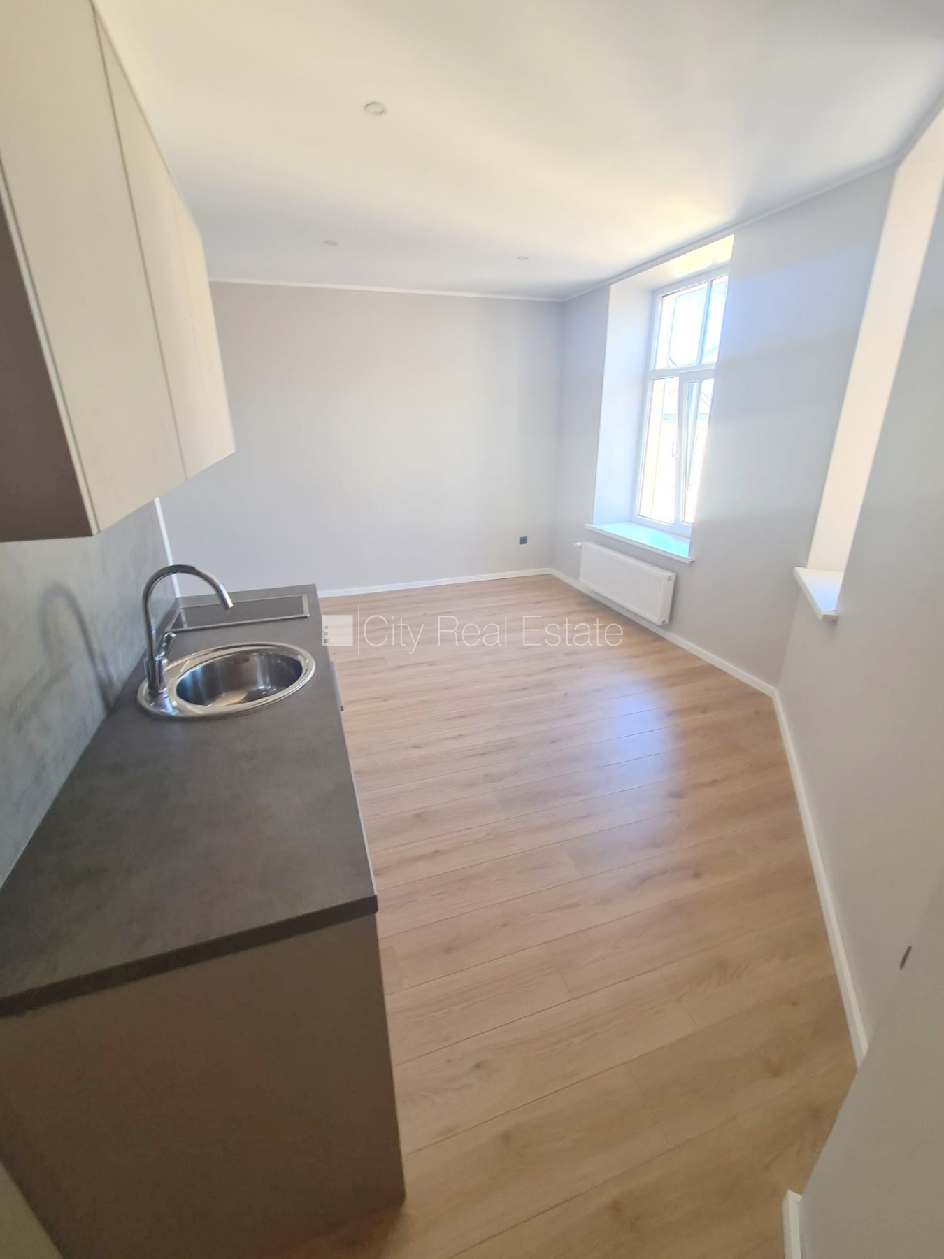 Sludinājumi. Fasādes māja, renovēta māja, slēgts pagalms, ieeja no ielas un pagalma, kāpņu telpa pēc kapitālā Cena: 320 EUR/mēn Foto #8