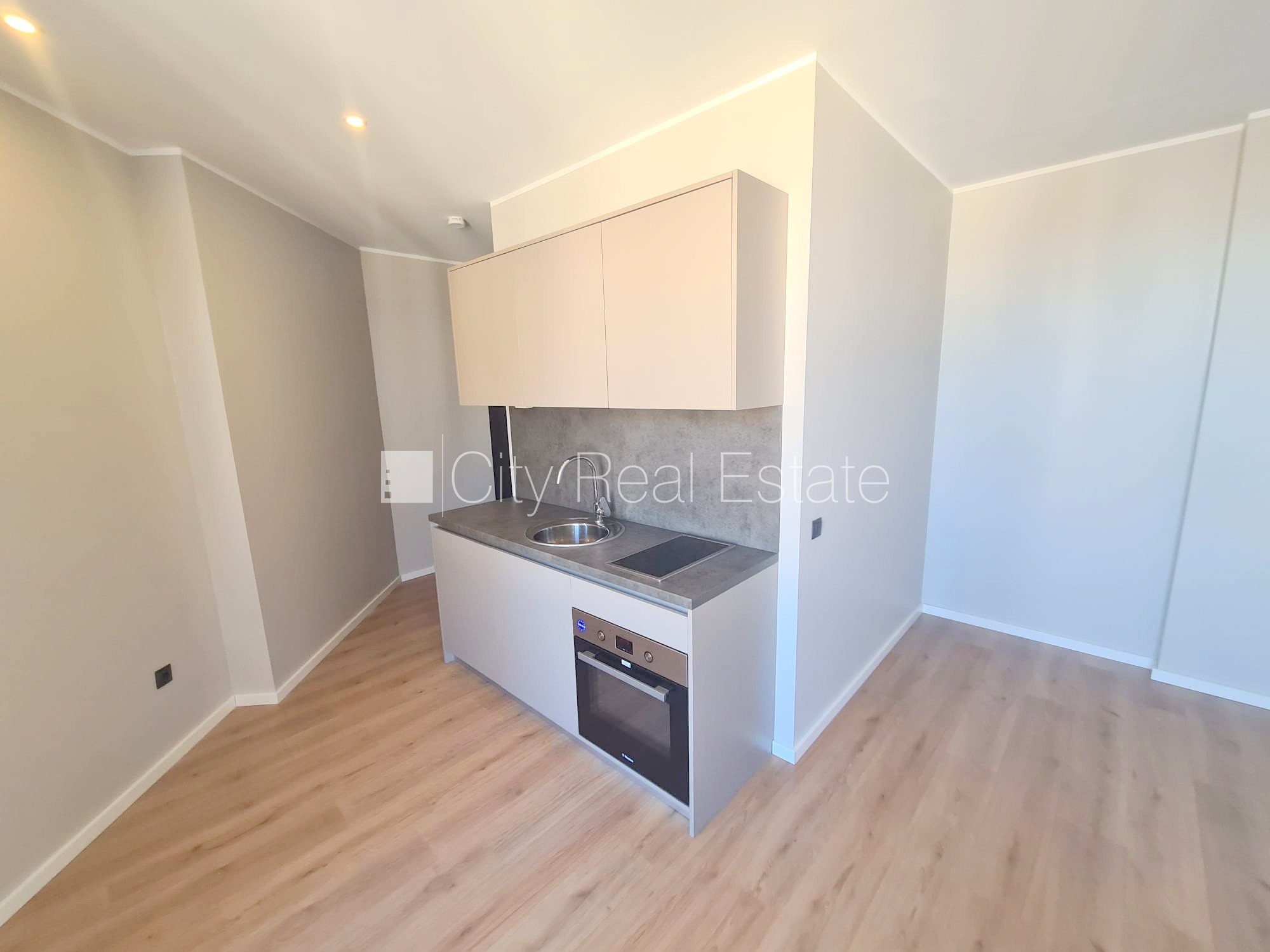 Sludinājumi. Fasādes māja, renovēta māja, slēgts pagalms, ieeja no ielas un pagalma, kāpņu telpa pēc kapitālā Cena: 320 EUR/mēn Foto #4