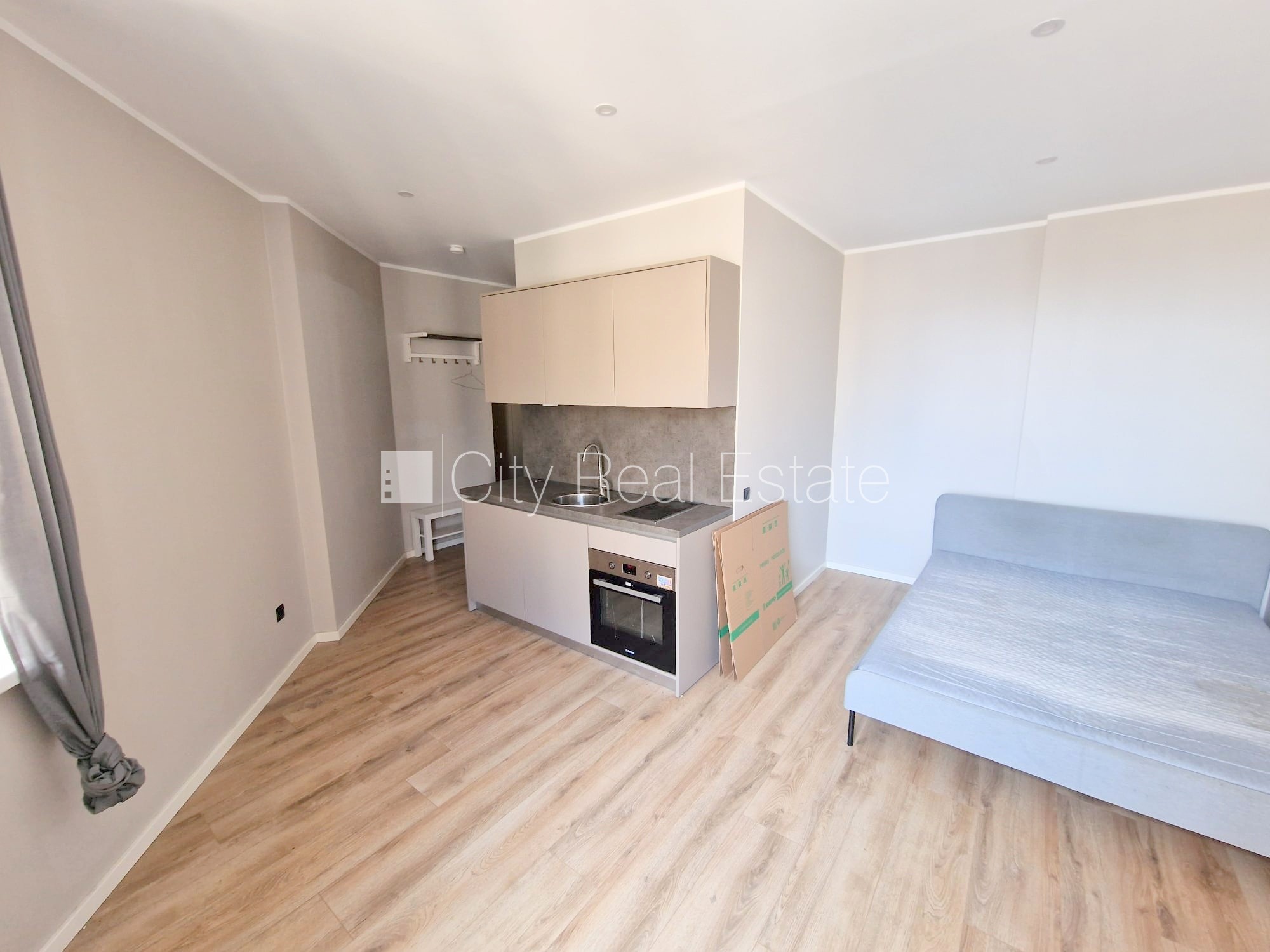 Sludinājumi. Fasādes māja, renovēta māja, slēgts pagalms, ieeja no ielas un pagalma, kāpņu telpa pēc kapitālā Cena: 320 EUR/mēn Foto #3