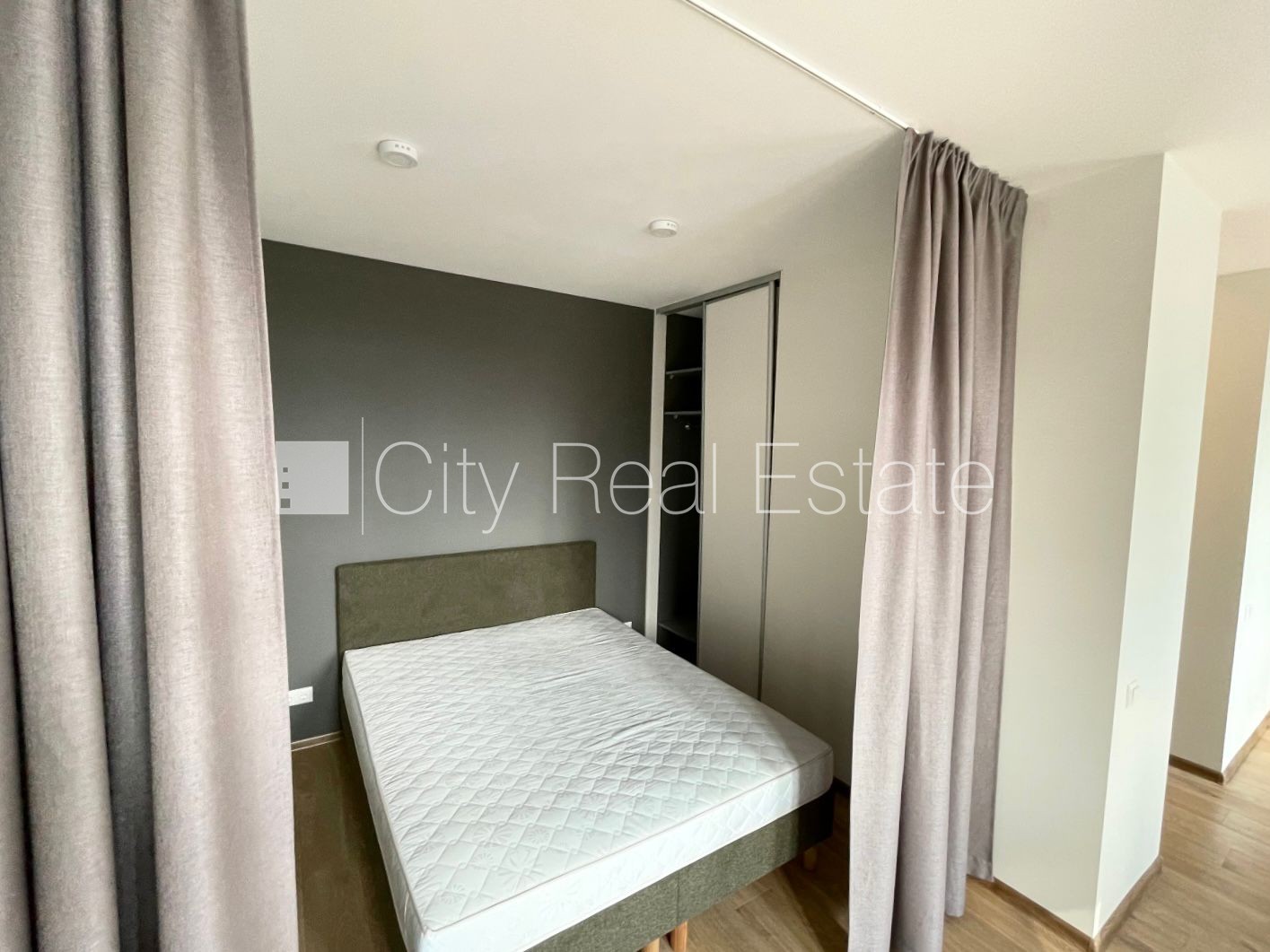 Sludinājumi. Fasādes māja, renovēta māja, labiekārtota apzaļumota teritorija, bruģēts piebraucamais ceļš, slēgts Cena: 475 EUR/mēn Foto #1