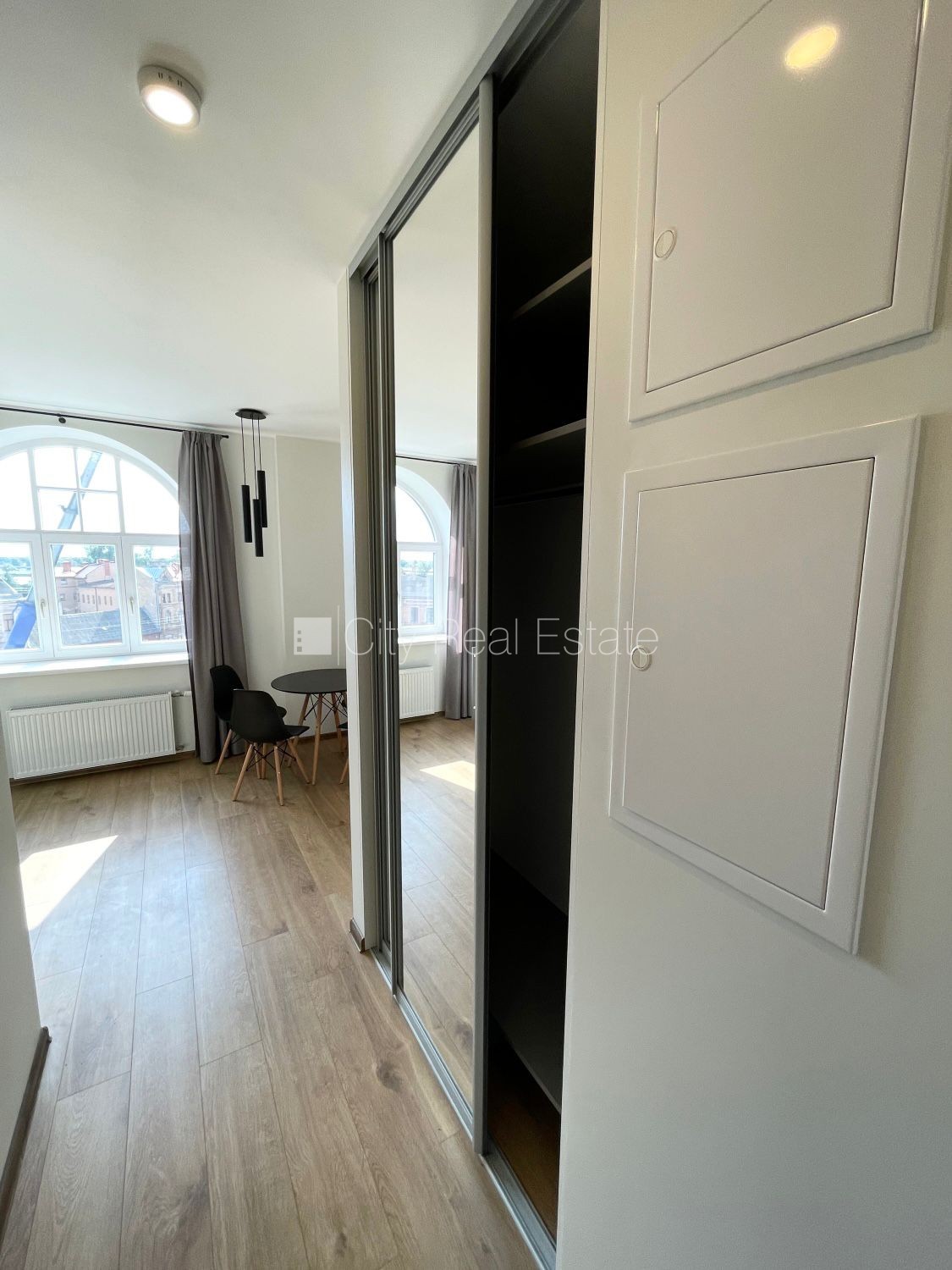 Sludinājumi. Fasādes māja, renovēta māja, labiekārtota apzaļumota teritorija, bruģēts piebraucamais ceļš, slēgts Cena: 475 EUR/mēn Foto #7