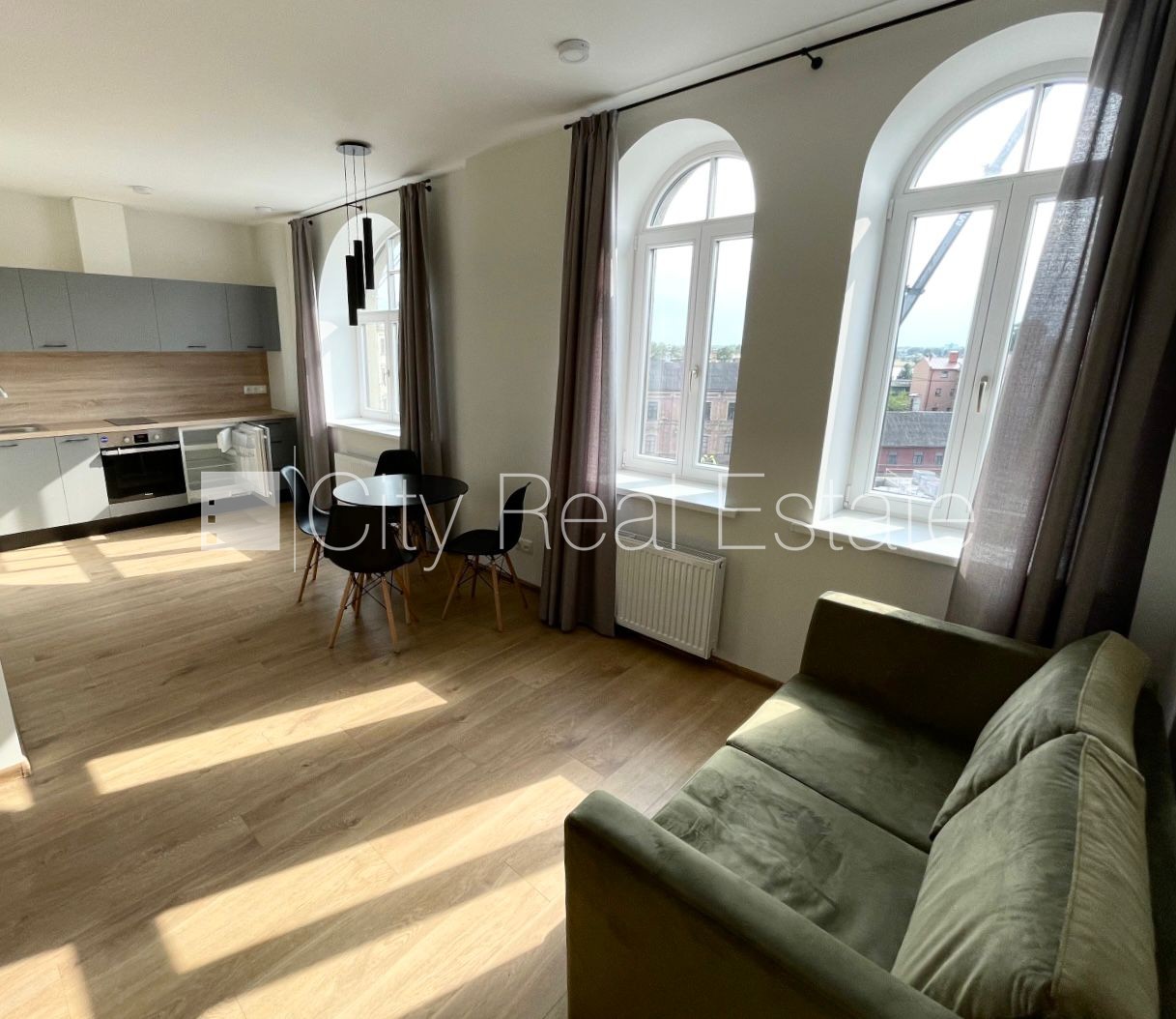 Sludinājumi. Fasādes māja, renovēta māja, labiekārtota apzaļumota teritorija, bruģēts piebraucamais ceļš, slēgts Cena: 475 EUR/mēn Foto #3