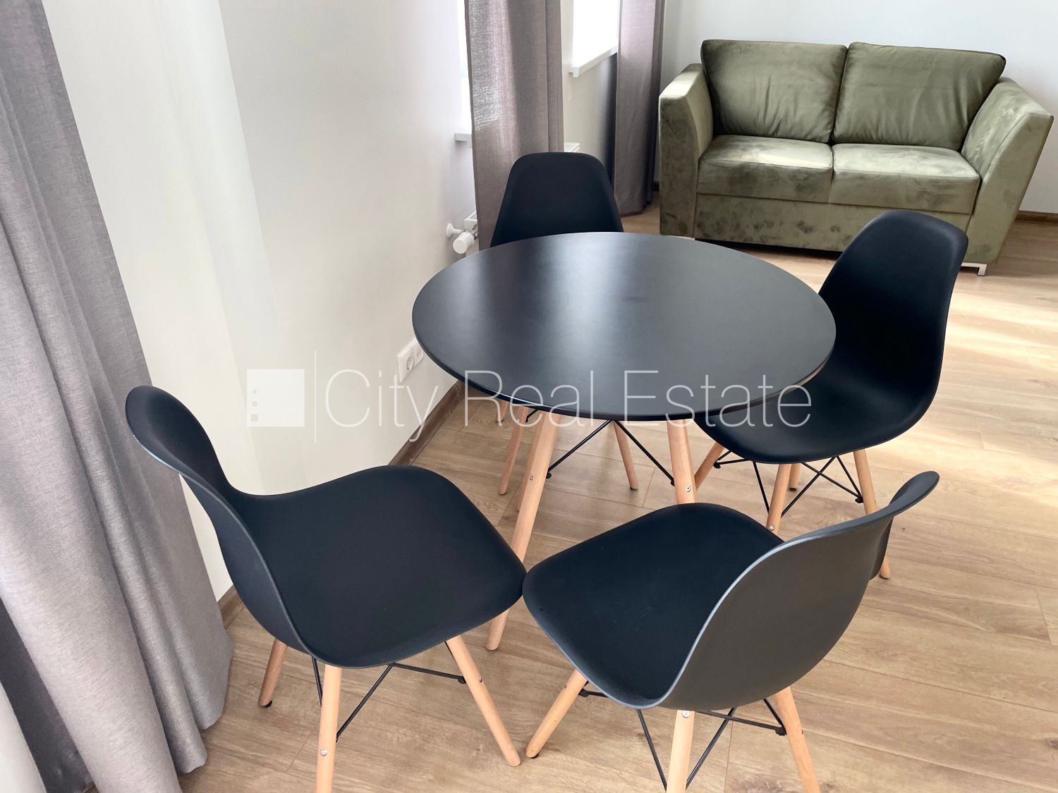 Sludinājumi. Fasādes māja, renovēta māja, labiekārtota apzaļumota teritorija, bruģēts piebraucamais ceļš, slēgts Cena: 475 EUR/mēn Foto #4