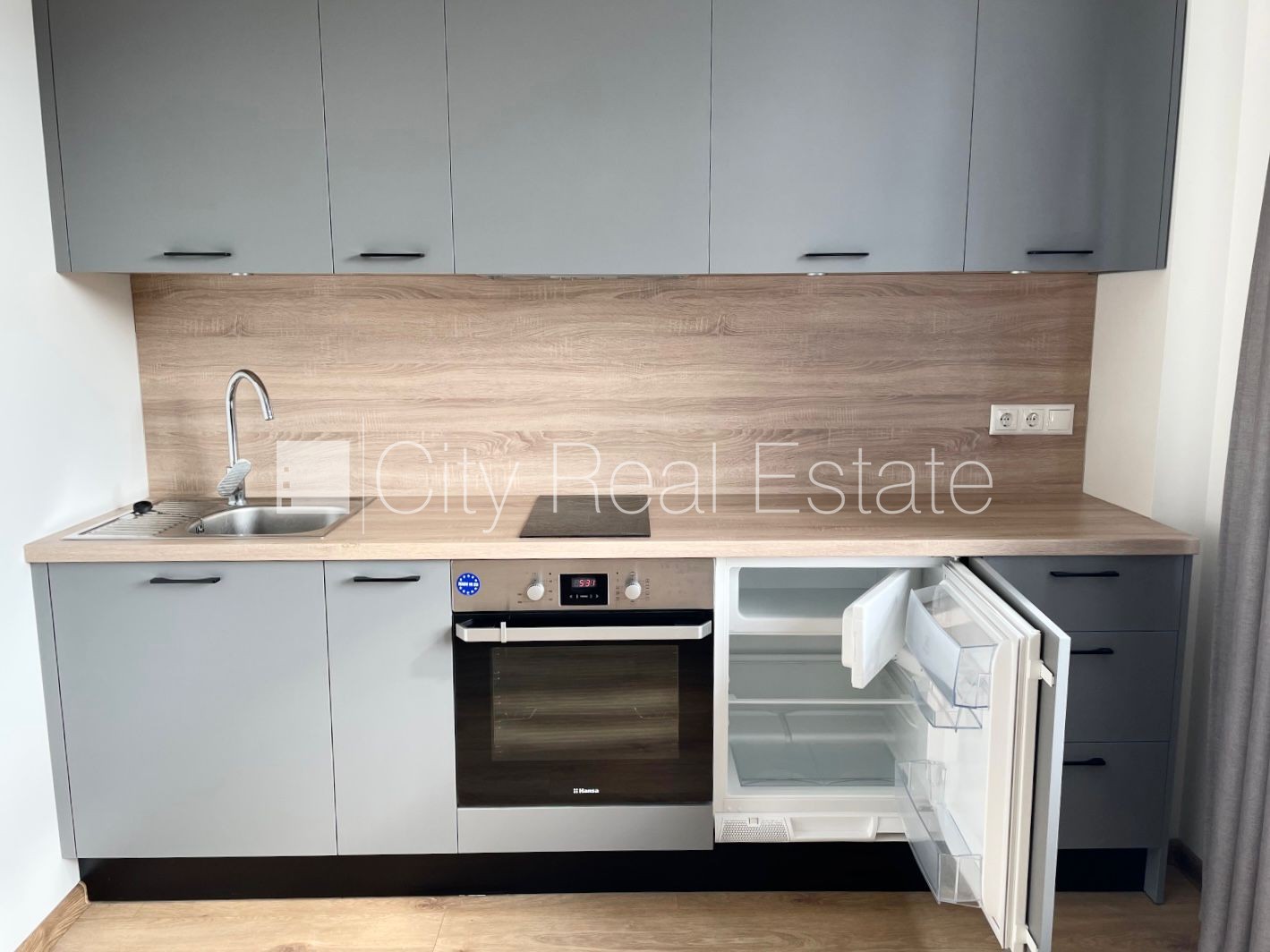 Sludinājumi. Fasādes māja, renovēta māja, labiekārtota apzaļumota teritorija, bruģēts piebraucamais ceļš, slēgts Cena: 475 EUR/mēn Foto #2