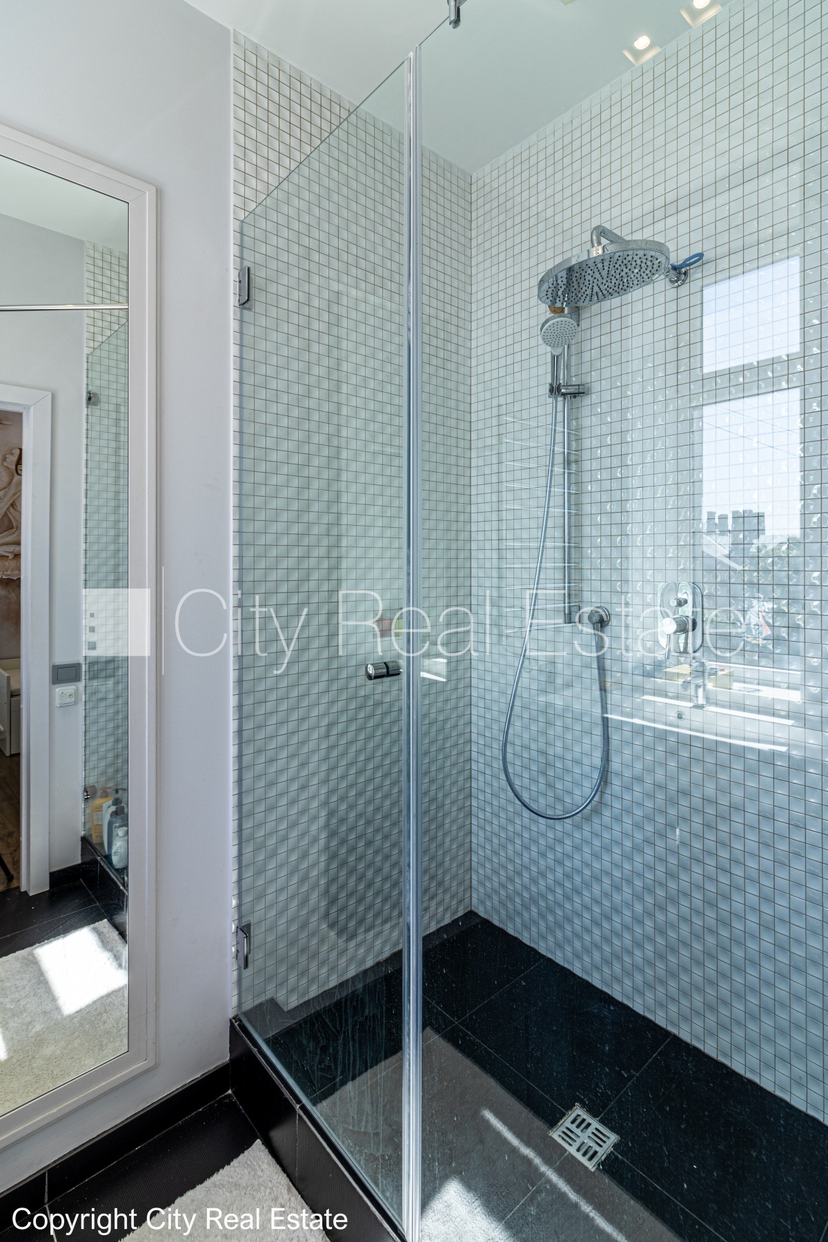 Sludinājumi. Pagalma māja, slēgts pagalms, iespēja nomāt autostāvvietu, teritorijas stāvlaukums noklāts ar Cena: 145000 EUR Foto #12