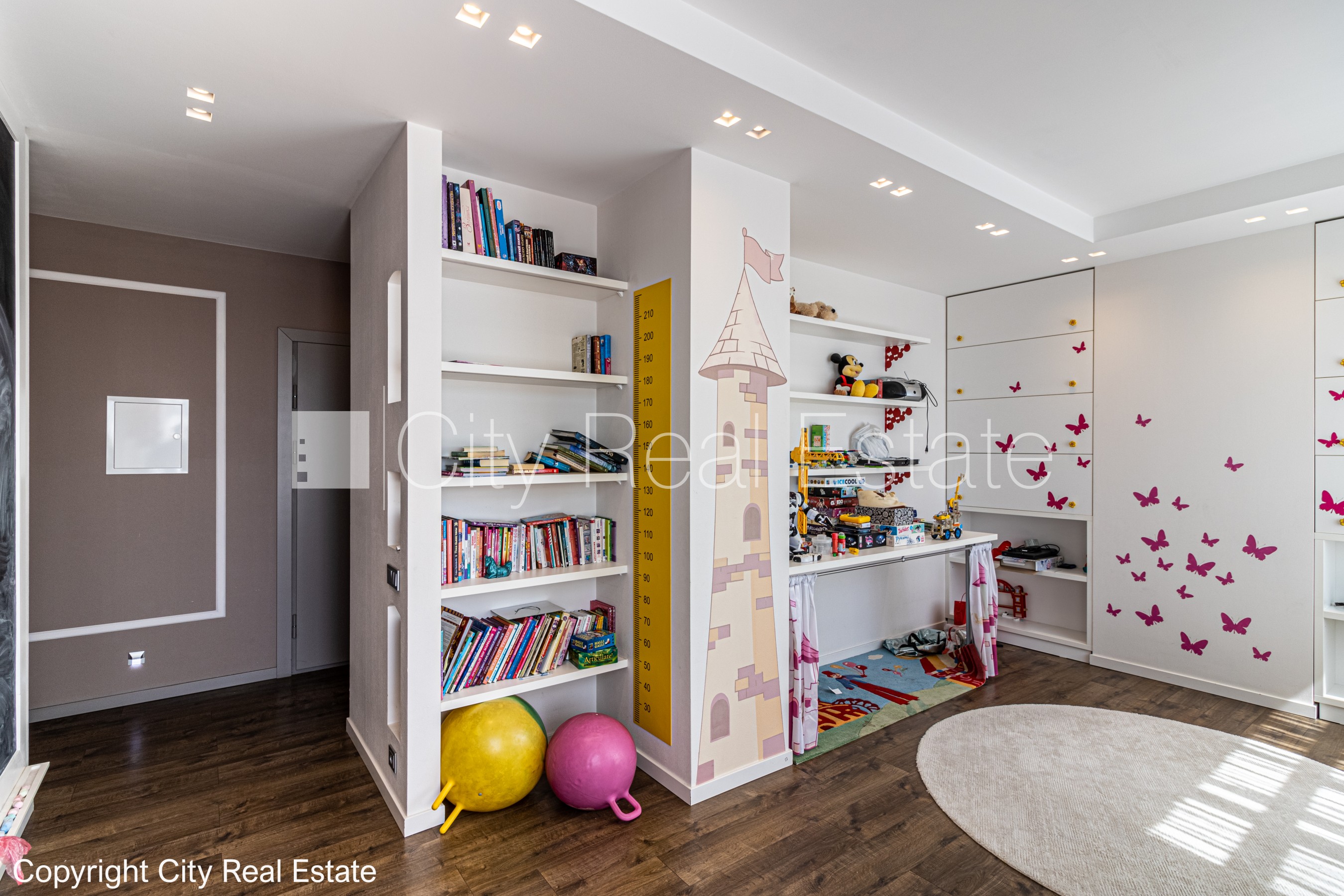 Sludinājumi. Pagalma māja, slēgts pagalms, iespēja nomāt autostāvvietu, teritorijas stāvlaukums noklāts ar Cena: 145000 EUR Foto #1