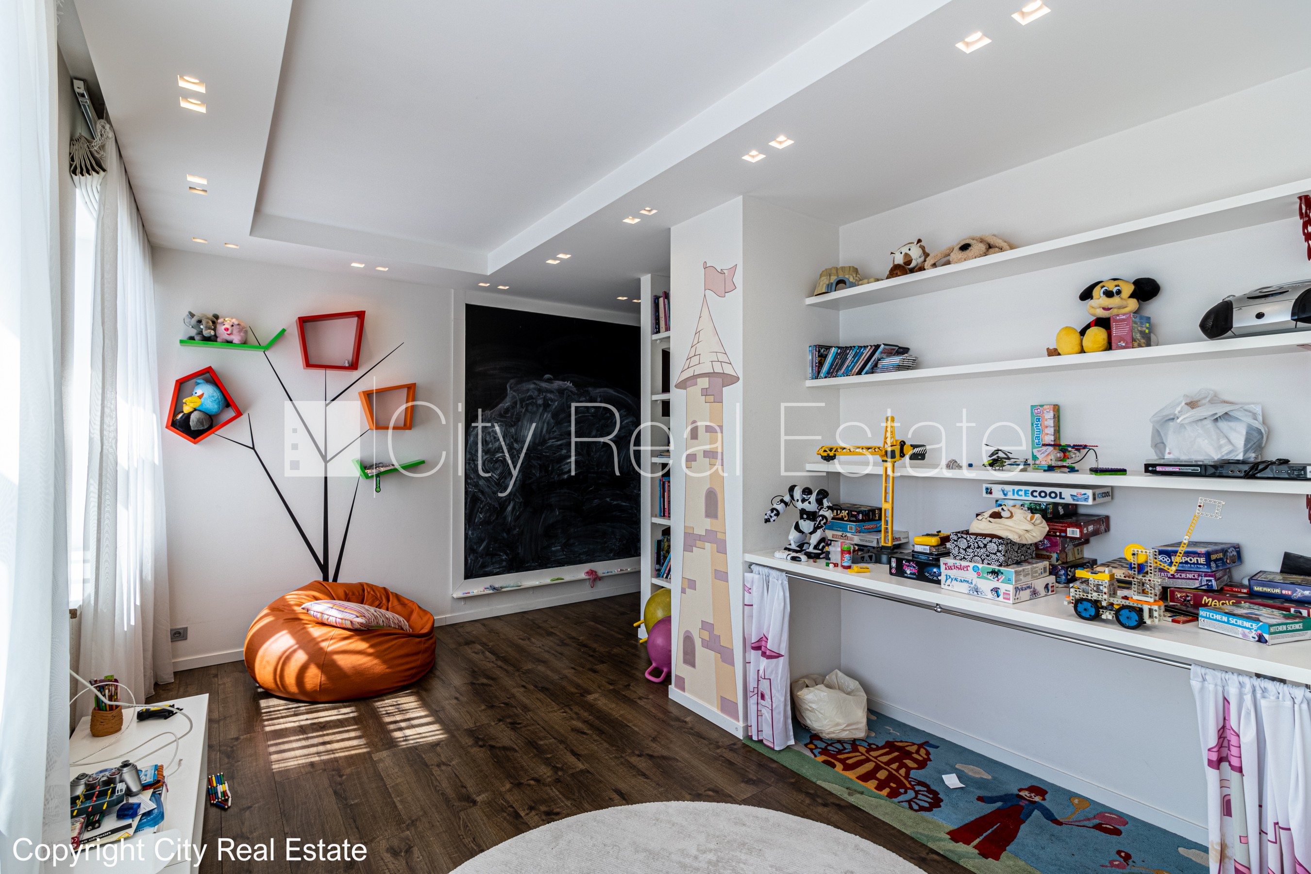 Sludinājumi. Pagalma māja, slēgts pagalms, iespēja nomāt autostāvvietu, teritorijas stāvlaukums noklāts ar Cena: 145000 EUR Foto #6