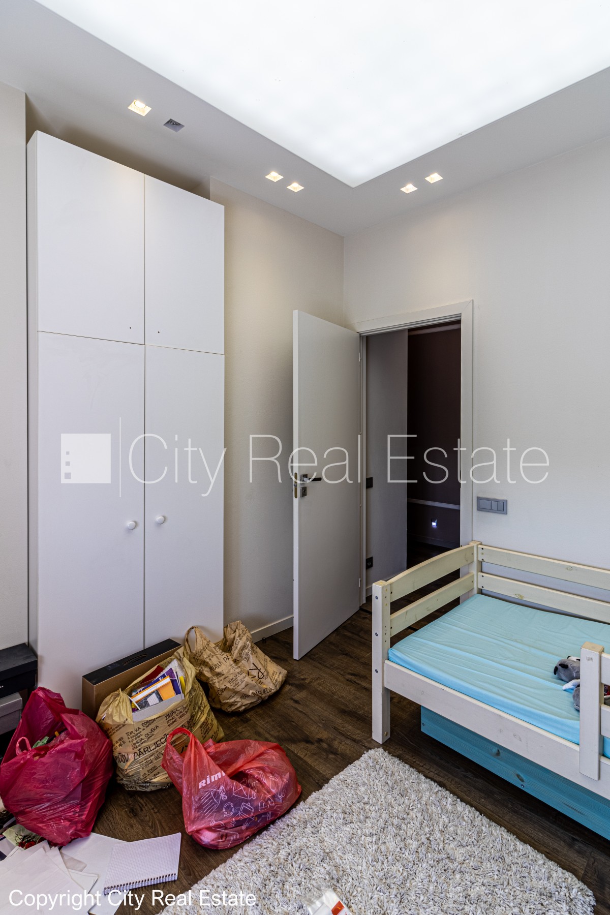 Sludinājumi. Pagalma māja, slēgts pagalms, iespēja nomāt autostāvvietu, teritorijas stāvlaukums noklāts ar Cena: 145000 EUR Foto #10