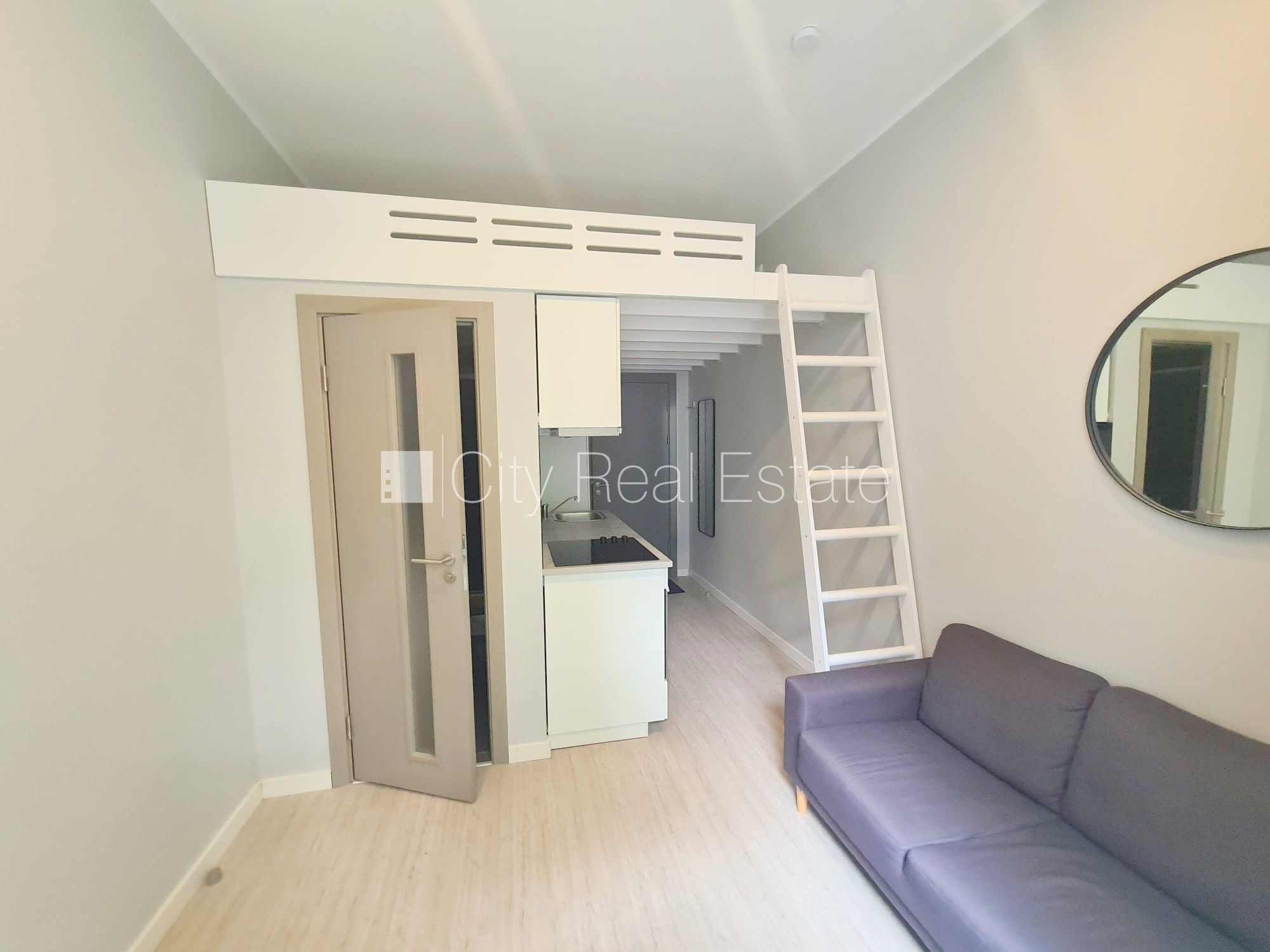 Sludinājumi. Pagalma ēka, renovēta māja, slēgts pagalms, ieeja no ielas un pagalma, kāpņu telpa pēc kapitālā Cena: 310 EUR/mēn Foto #2