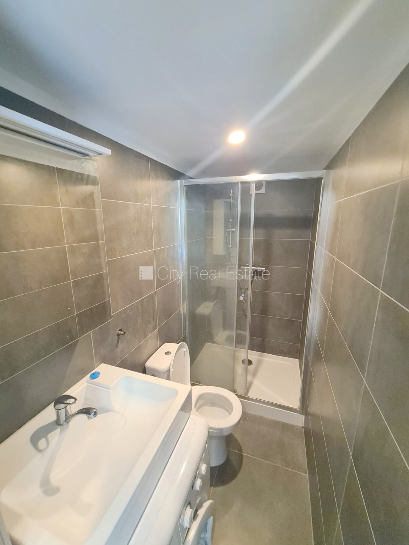 Sludinājumi. Pagalma ēka, renovēta māja, slēgts pagalms, ieeja no ielas un pagalma, kāpņu telpa pēc kapitālā Cena: 310 EUR/mēn Foto #10