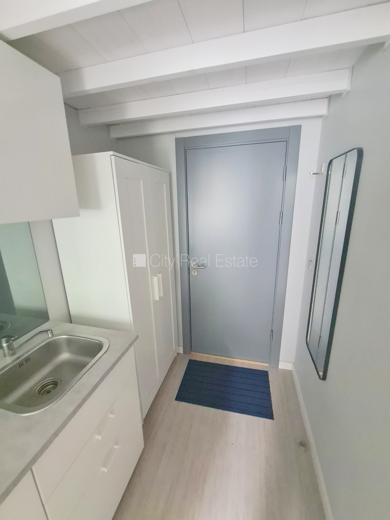 Sludinājumi. Pagalma ēka, renovēta māja, slēgts pagalms, ieeja no ielas un pagalma, kāpņu telpa pēc kapitālā Cena: 310 EUR/mēn Foto #9