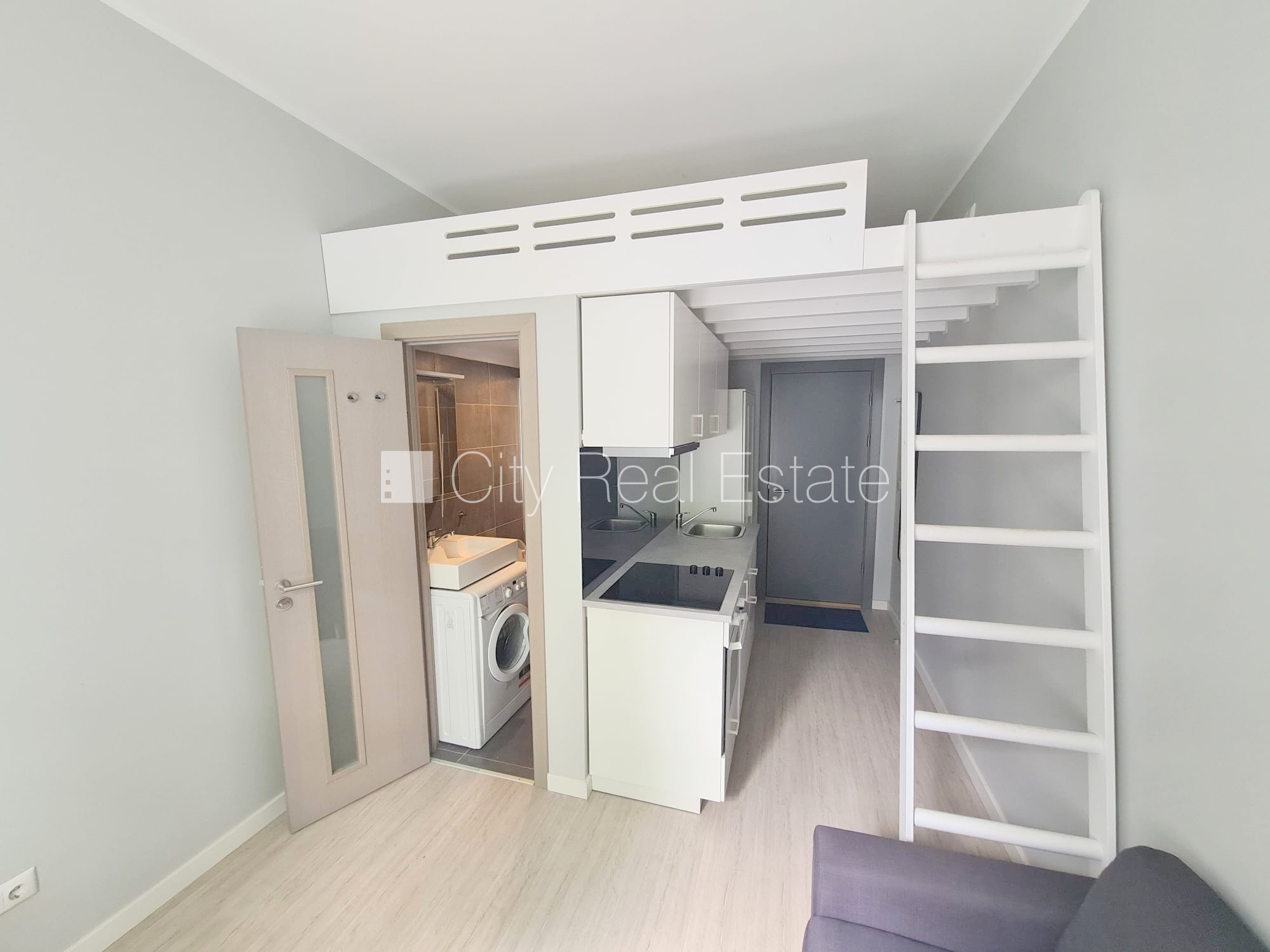 Sludinājumi. Pagalma ēka, renovēta māja, slēgts pagalms, ieeja no ielas un pagalma, kāpņu telpa pēc kapitālā Cena: 310 EUR/mēn Foto #1