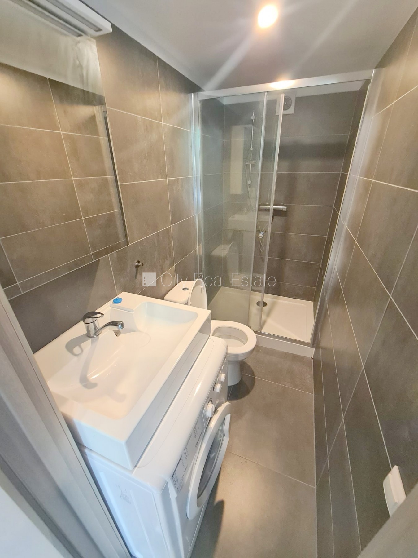 Sludinājumi. Pagalma ēka, renovēta māja, slēgts pagalms, ieeja no ielas un pagalma, kāpņu telpa pēc kapitālā Cena: 310 EUR/mēn Foto #11