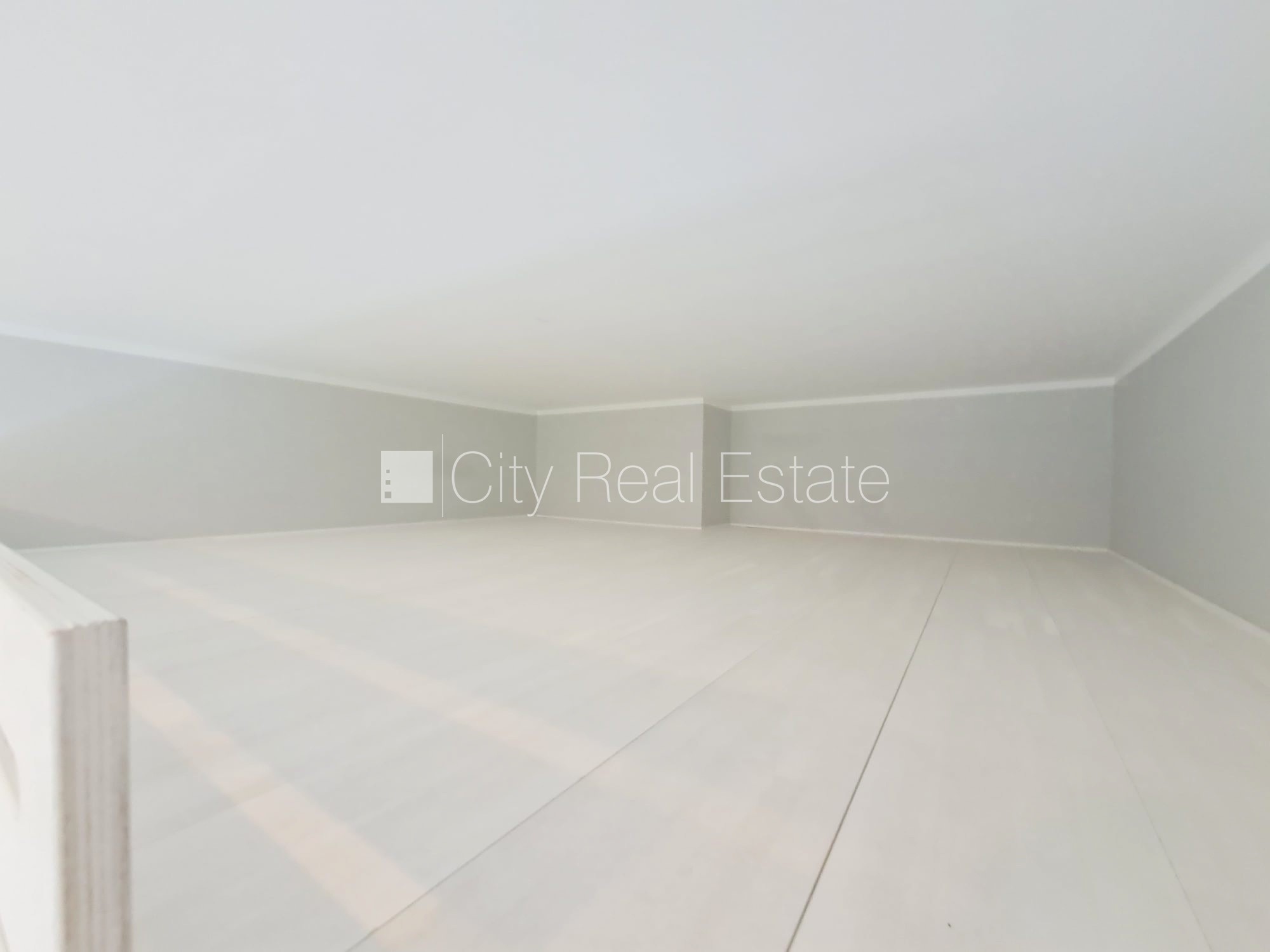 Sludinājumi. Pagalma ēka, renovēta māja, slēgts pagalms, ieeja no ielas un pagalma, kāpņu telpa pēc kapitālā Cena: 310 EUR/mēn Foto #5