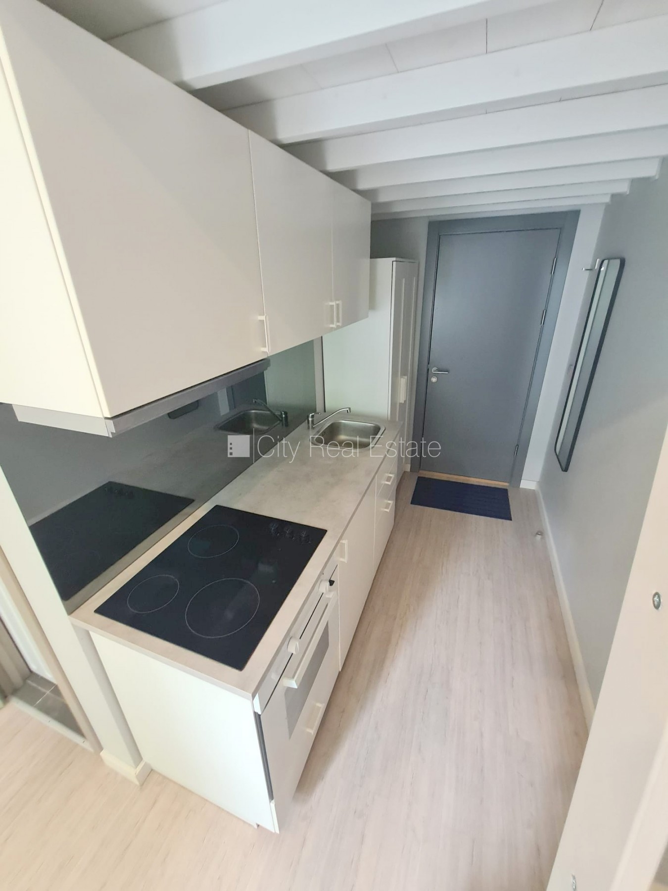 Sludinājumi. Pagalma ēka, renovēta māja, slēgts pagalms, ieeja no ielas un pagalma, kāpņu telpa pēc kapitālā Cena: 310 EUR/mēn Foto #8