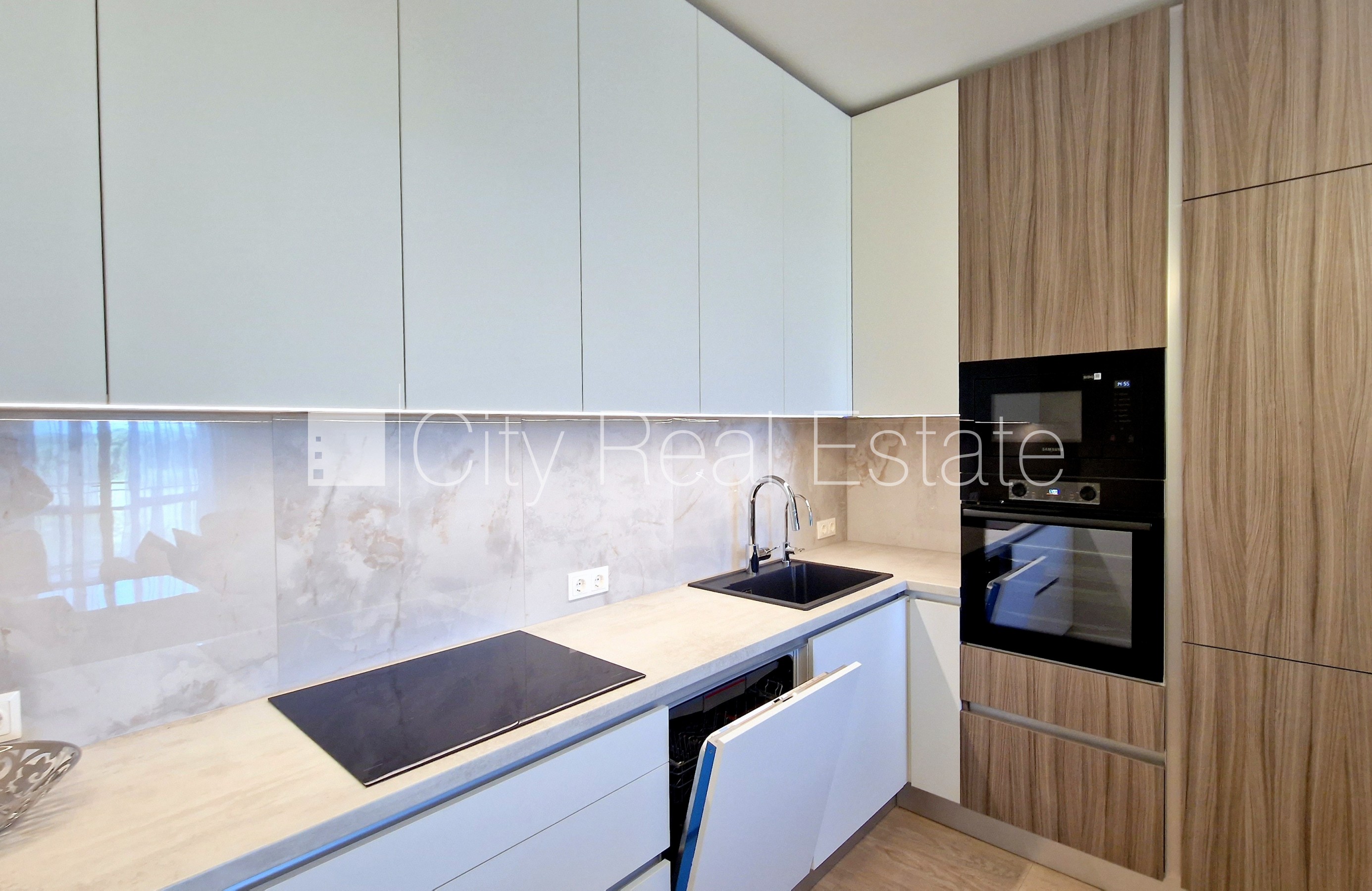 Sludinājumi. Projekts - Summertime, jaunceltne, labiekārtots apzaļumots pagalms, teritorijas iebrauktuves vārti Cena: 800 EUR/mēn Foto #5