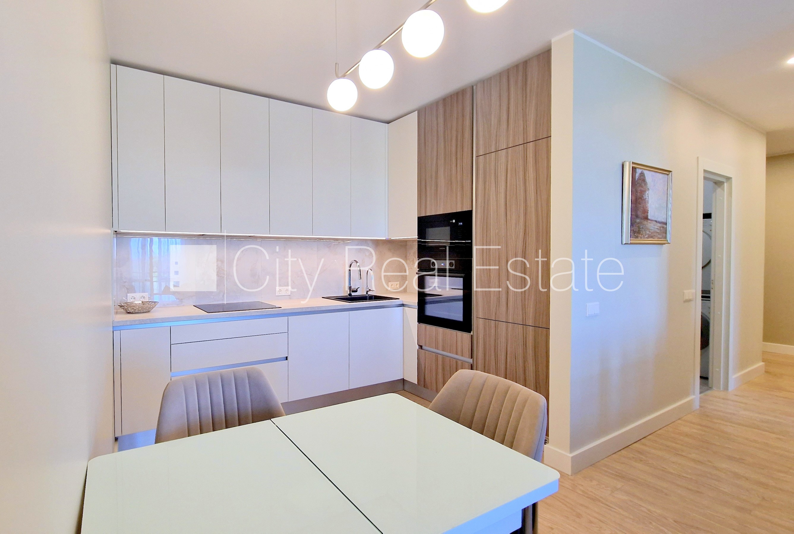 Sludinājumi. Projekts - Summertime, jaunceltne, labiekārtots apzaļumots pagalms, teritorijas iebrauktuves vārti Cena: 800 EUR/mēn Foto #6