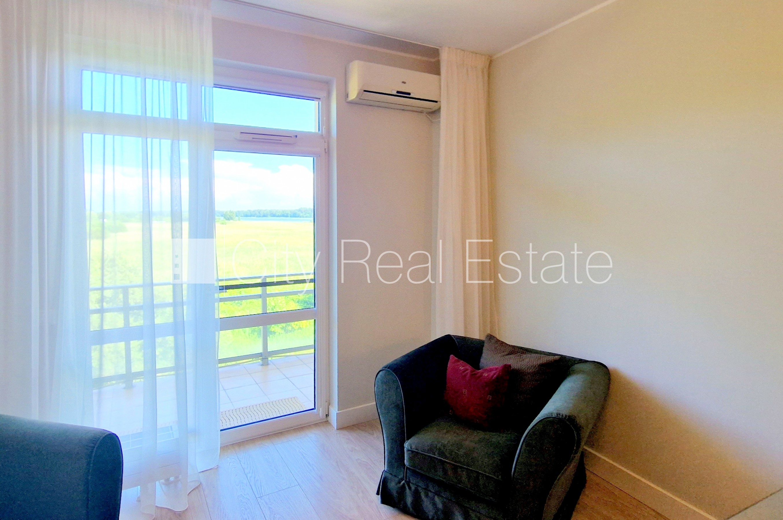 Sludinājumi. Projekts - Summertime, jaunceltne, labiekārtots apzaļumots pagalms, teritorijas iebrauktuves vārti Cena: 800 EUR/mēn Foto #7