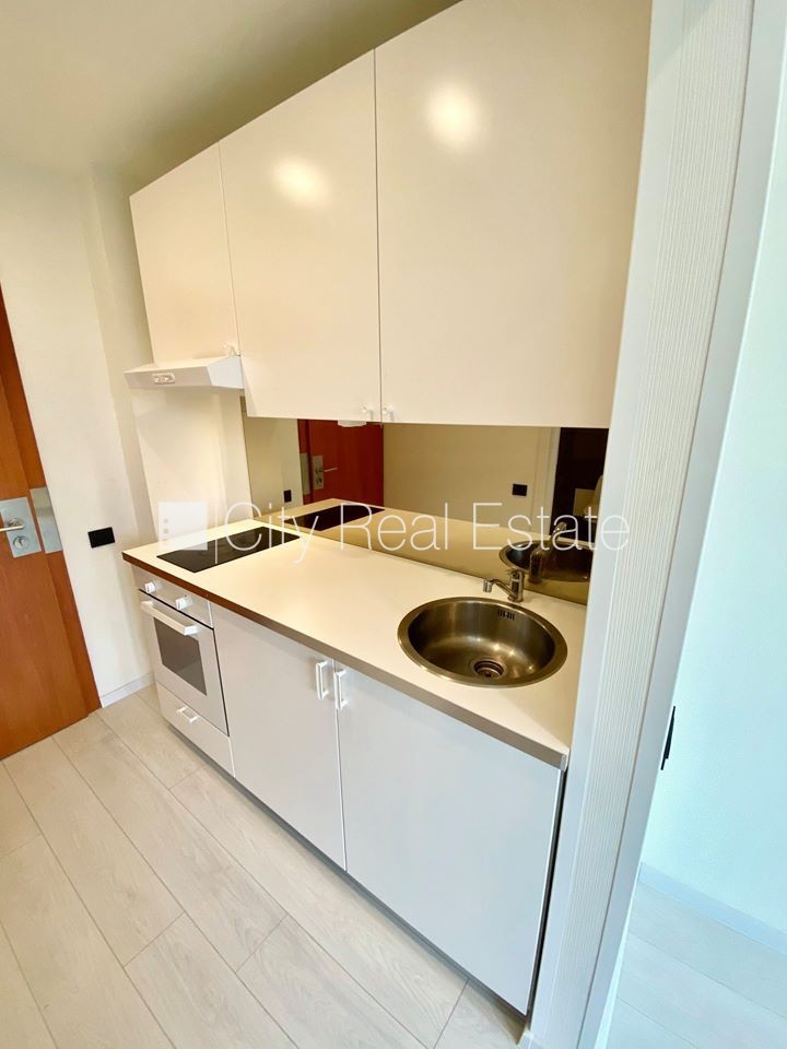 Sludinājumi. Fasādes māja, renovēta māja, slēgts pagalms, ieeja no ielas, ir lifts, kāpņu telpa pēc kapitālā Cena: 300 EUR/mēn Foto #6