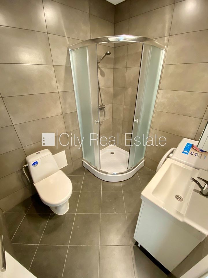 Sludinājumi. Fasādes māja, renovēta māja, slēgts pagalms, ieeja no ielas, ir lifts, kāpņu telpa pēc kapitālā Cena: 300 EUR/mēn Foto #9