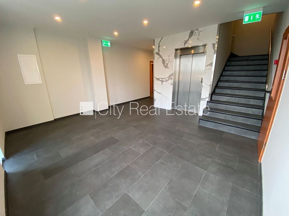 Sludinājumi. Fasādes māja, renovēta māja, slēgts pagalms, ieeja no ielas, ir lifts, kāpņu telpa pēc kapitālā Cena: 300 EUR/mēn Foto #11