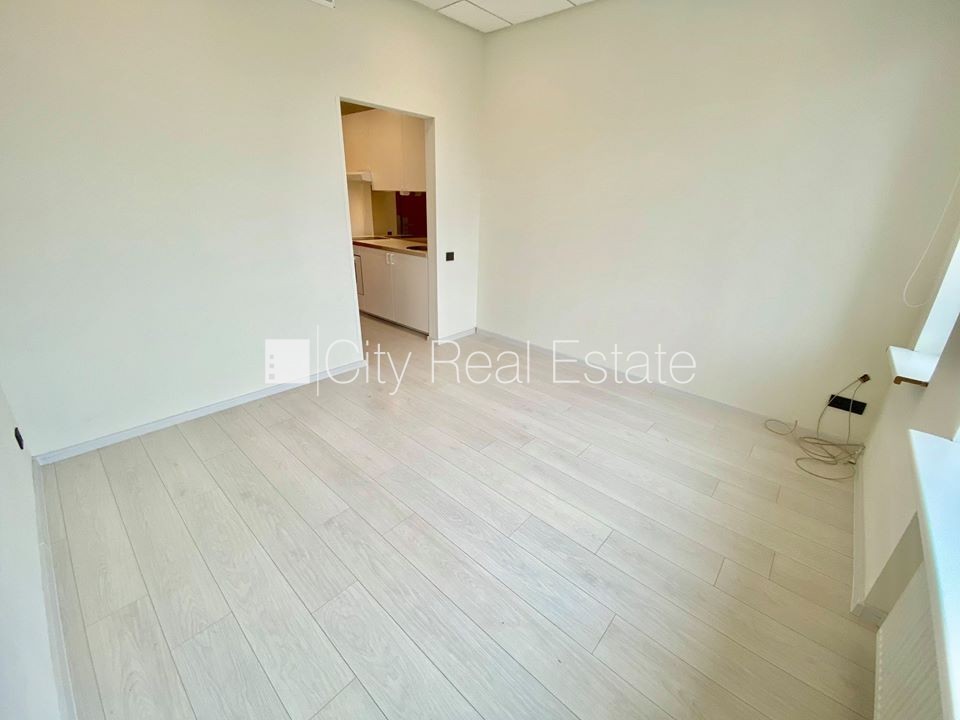 Sludinājumi. Fasādes māja, renovēta māja, slēgts pagalms, ieeja no ielas, ir lifts, kāpņu telpa pēc kapitālā Cena: 300 EUR/mēn Foto #3