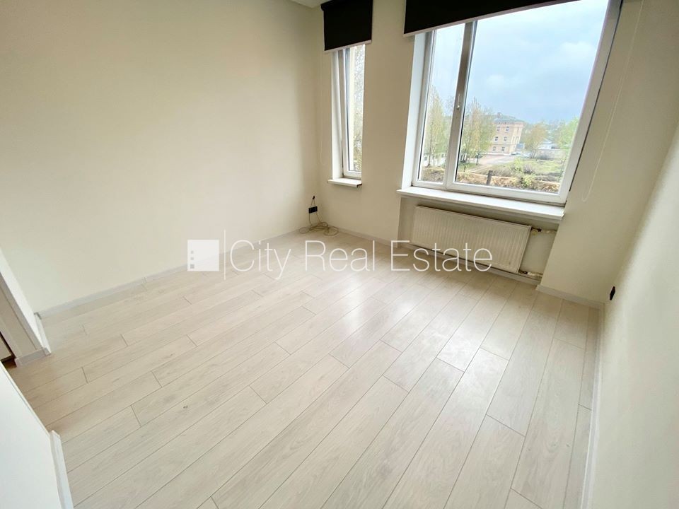 Sludinājumi. Fasādes māja, renovēta māja, slēgts pagalms, ieeja no ielas, ir lifts, kāpņu telpa pēc kapitālā Cena: 300 EUR/mēn Foto #2