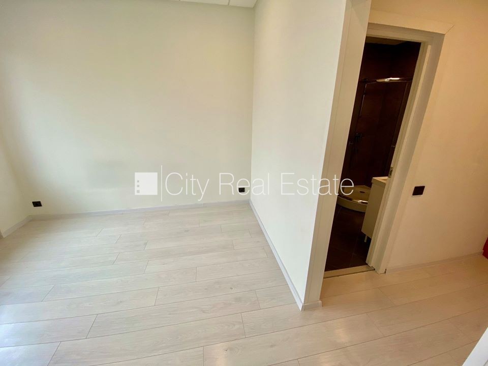 Sludinājumi. Fasādes māja, renovēta māja, slēgts pagalms, ieeja no ielas, ir lifts, kāpņu telpa pēc kapitālā Cena: 300 EUR/mēn Foto #4