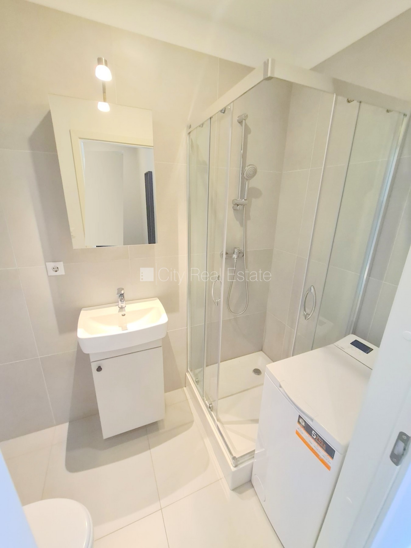 Sludinājumi. Fasādes māja, renovēta māja, slēgts pagalms, ieeja no ielas un pagalma, kāpņu telpa pēc kapitālā Cena: 300 EUR/mēn Foto #11