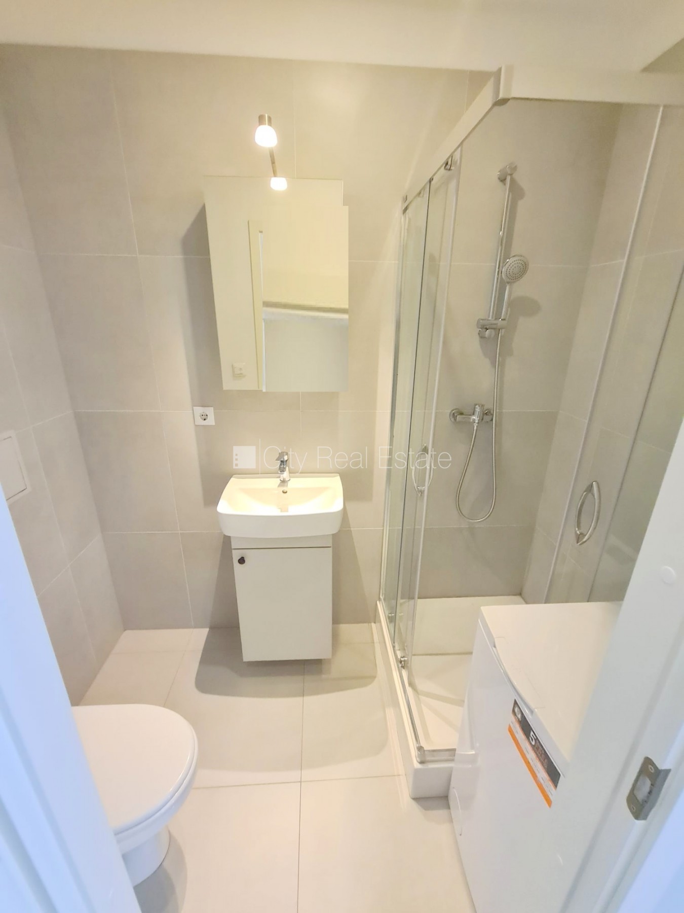 Sludinājumi. Fasādes māja, renovēta māja, slēgts pagalms, ieeja no ielas un pagalma, kāpņu telpa pēc kapitālā Cena: 300 EUR/mēn Foto #12