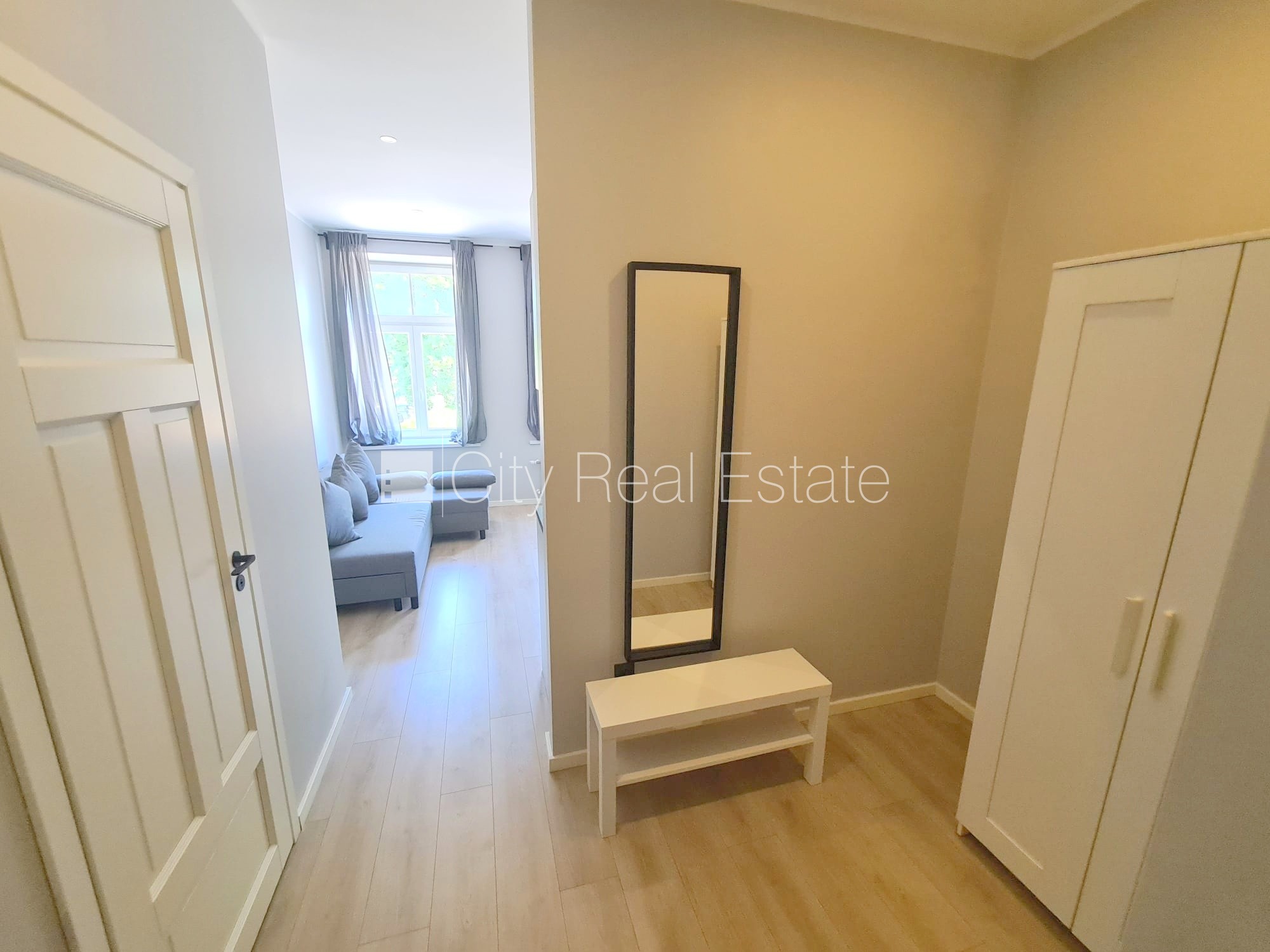 Sludinājumi. Fasādes māja, renovēta māja, slēgts pagalms, ieeja no ielas un pagalma, kāpņu telpa pēc kapitālā Cena: 300 EUR/mēn Foto #8