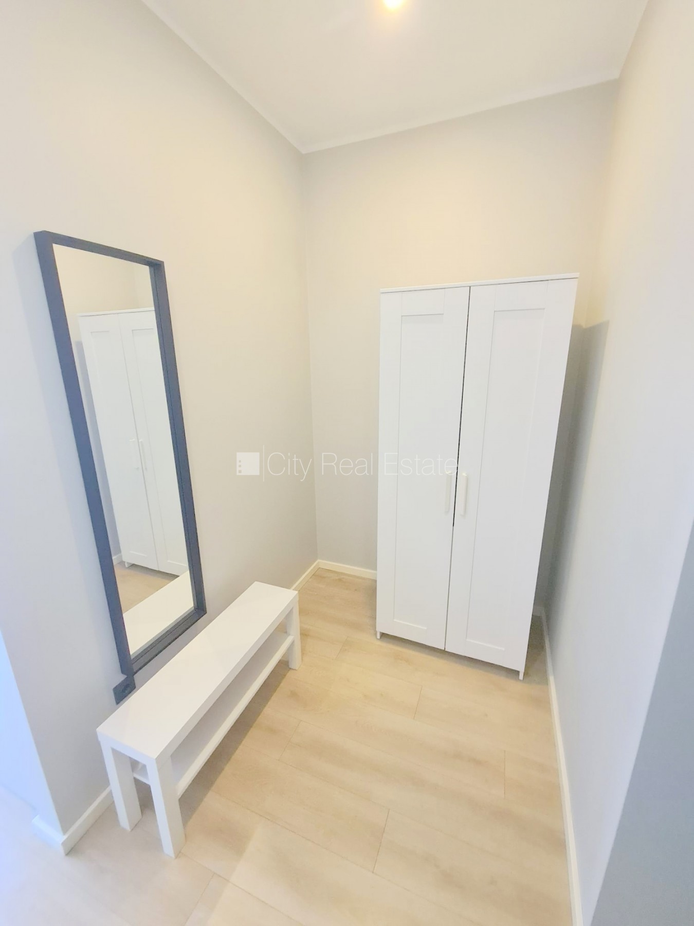 Sludinājumi. Fasādes māja, renovēta māja, slēgts pagalms, ieeja no ielas un pagalma, kāpņu telpa pēc kapitālā Cena: 300 EUR/mēn Foto #9