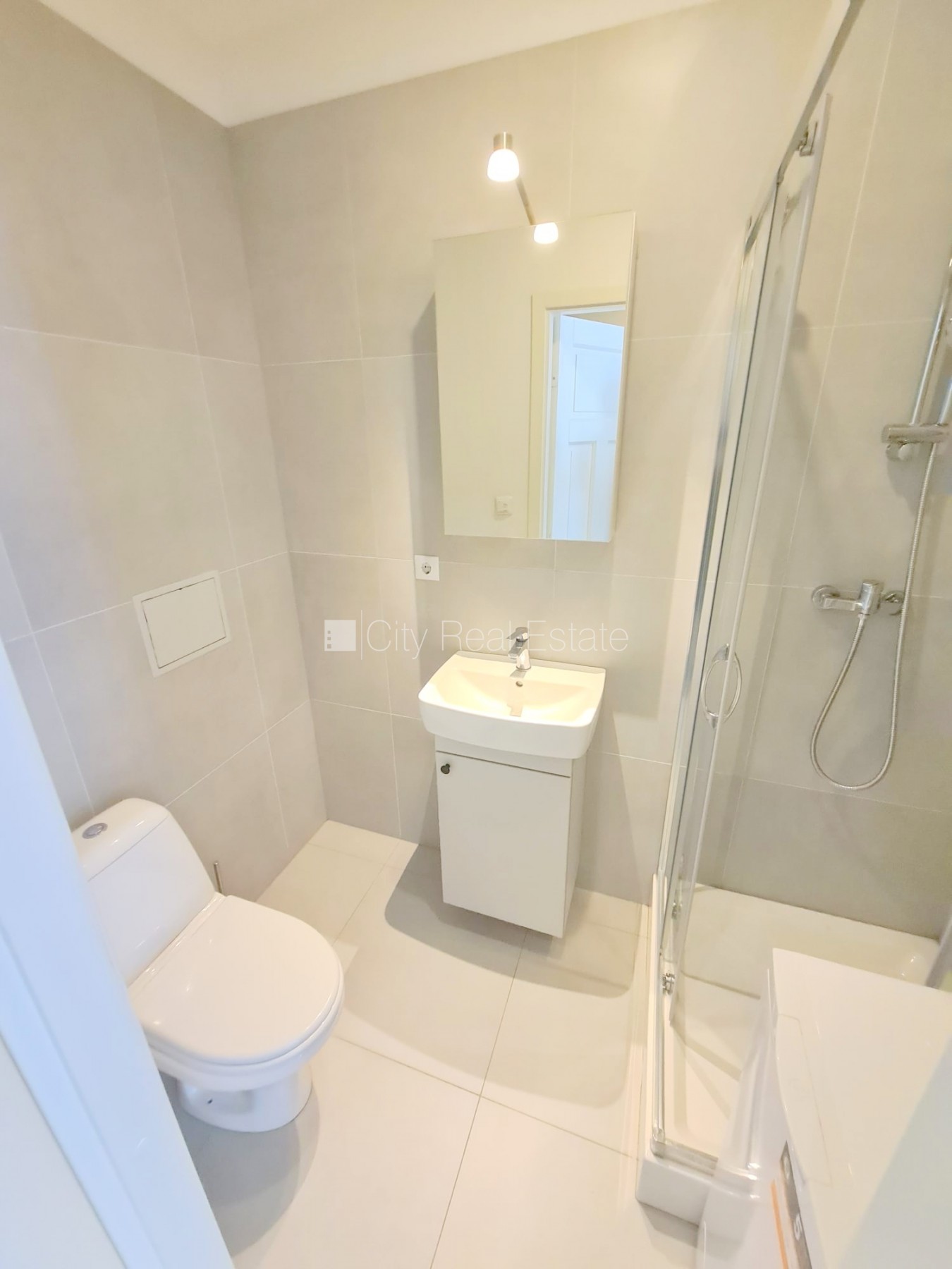 Sludinājumi. Fasādes māja, renovēta māja, slēgts pagalms, ieeja no ielas un pagalma, kāpņu telpa pēc kapitālā Cena: 300 EUR/mēn Foto #10