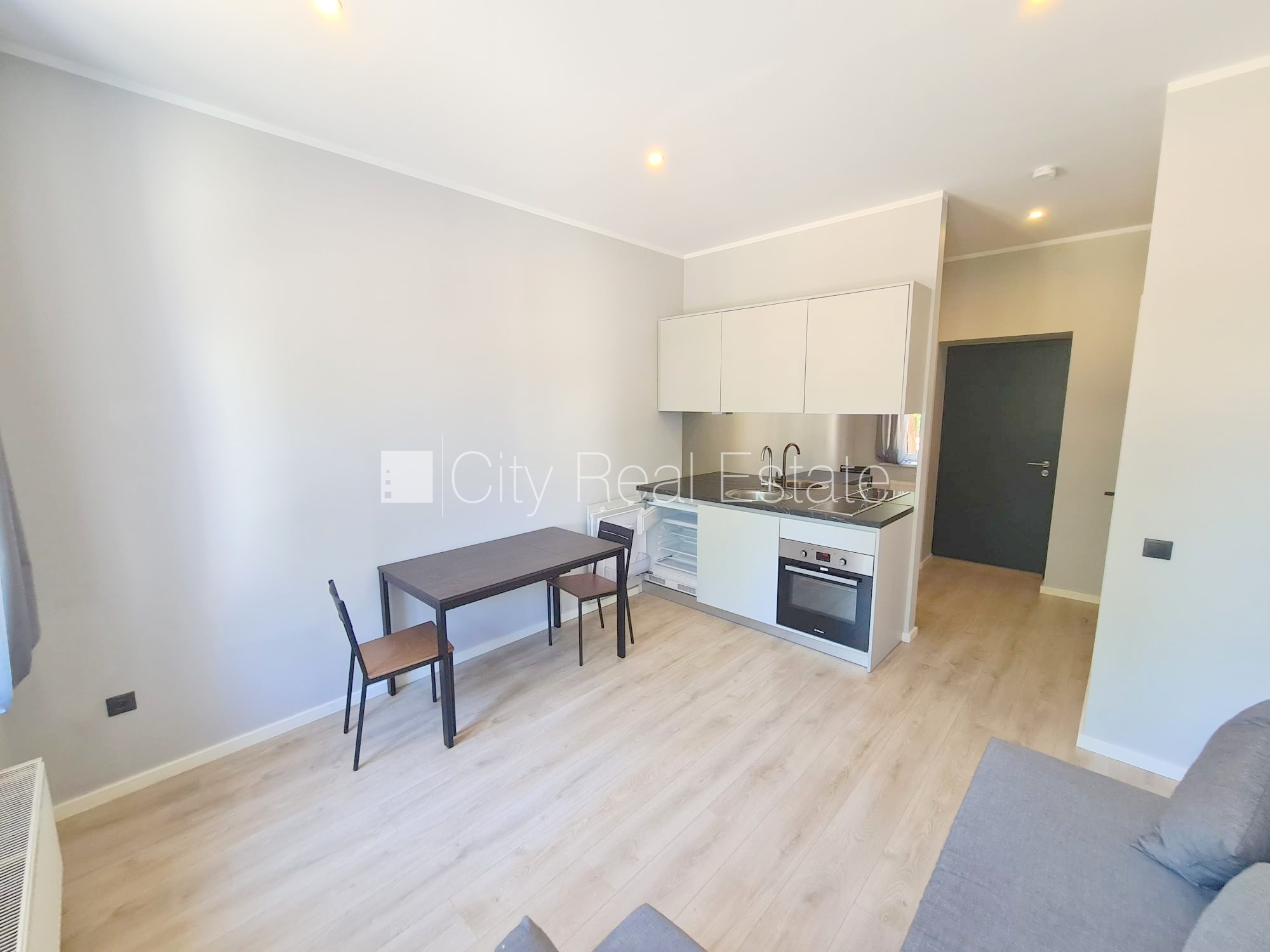 Sludinājumi. Fasādes māja, renovēta māja, slēgts pagalms, ieeja no ielas un pagalma, kāpņu telpa pēc kapitālā Cena: 300 EUR/mēn Foto #3