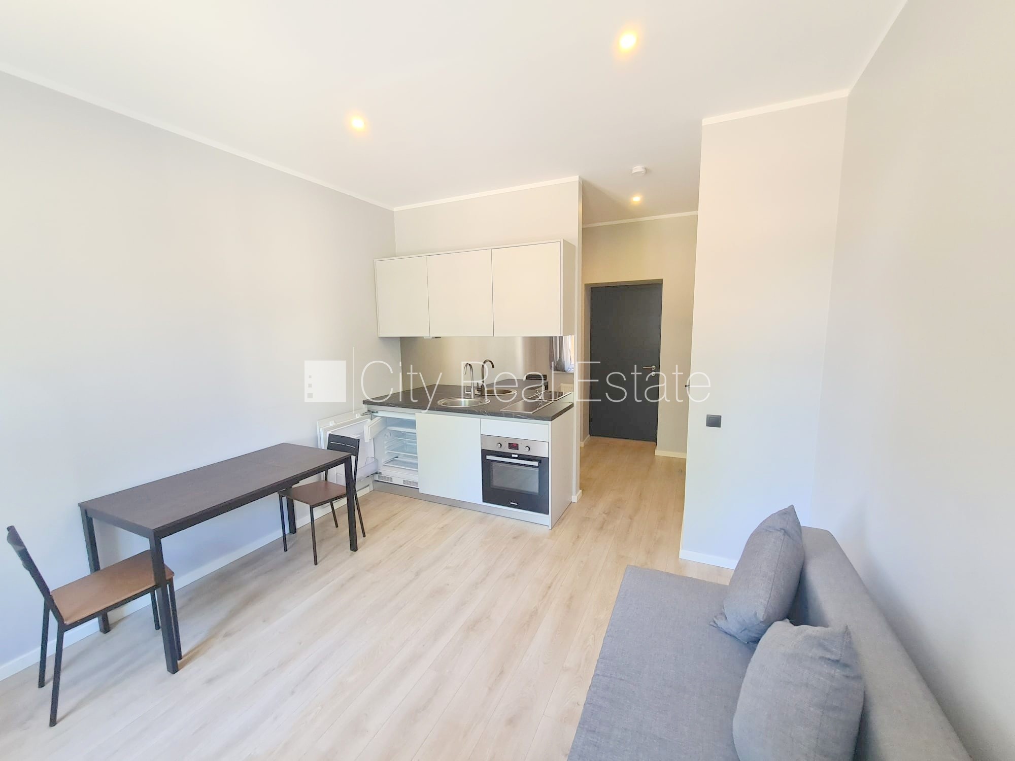 Sludinājumi. Fasādes māja, renovēta māja, slēgts pagalms, ieeja no ielas un pagalma, kāpņu telpa pēc kapitālā Cena: 300 EUR/mēn Foto #1