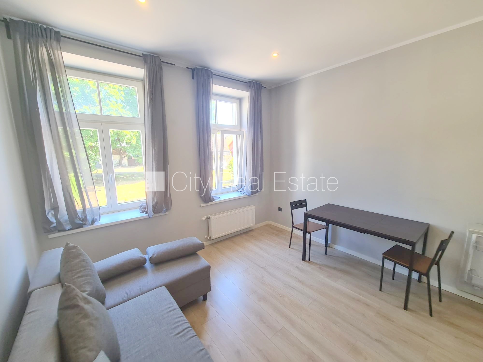 Sludinājumi. Fasādes māja, renovēta māja, slēgts pagalms, ieeja no ielas un pagalma, kāpņu telpa pēc kapitālā Cena: 300 EUR/mēn Foto #5