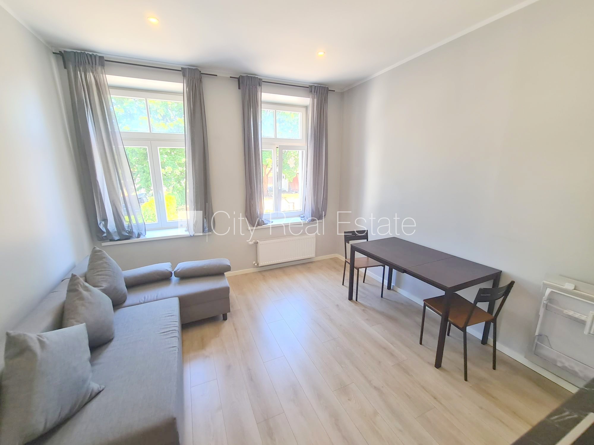 Sludinājumi. Fasādes māja, renovēta māja, slēgts pagalms, ieeja no ielas un pagalma, kāpņu telpa pēc kapitālā Cena: 300 EUR/mēn Foto #6