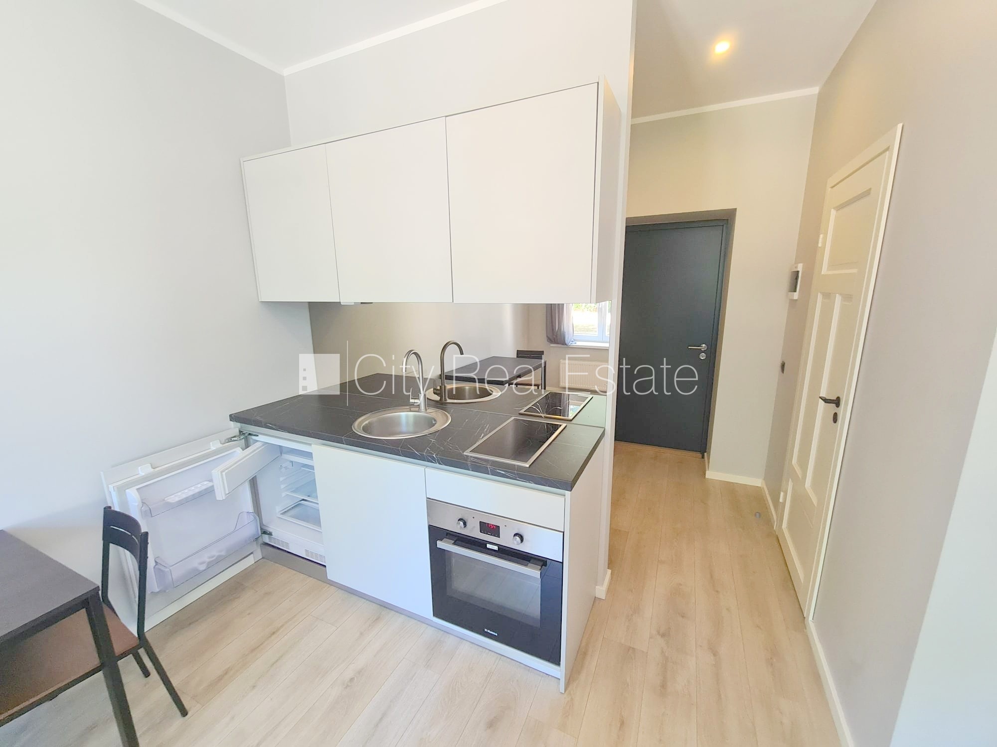 Sludinājumi. Fasādes māja, renovēta māja, slēgts pagalms, ieeja no ielas un pagalma, kāpņu telpa pēc kapitālā Cena: 300 EUR/mēn Foto #4