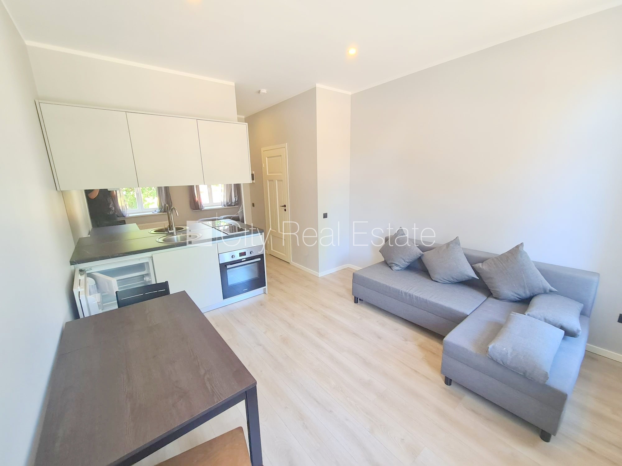 Sludinājumi. Fasādes māja, renovēta māja, slēgts pagalms, ieeja no ielas un pagalma, kāpņu telpa pēc kapitālā Cena: 300 EUR/mēn Foto #2