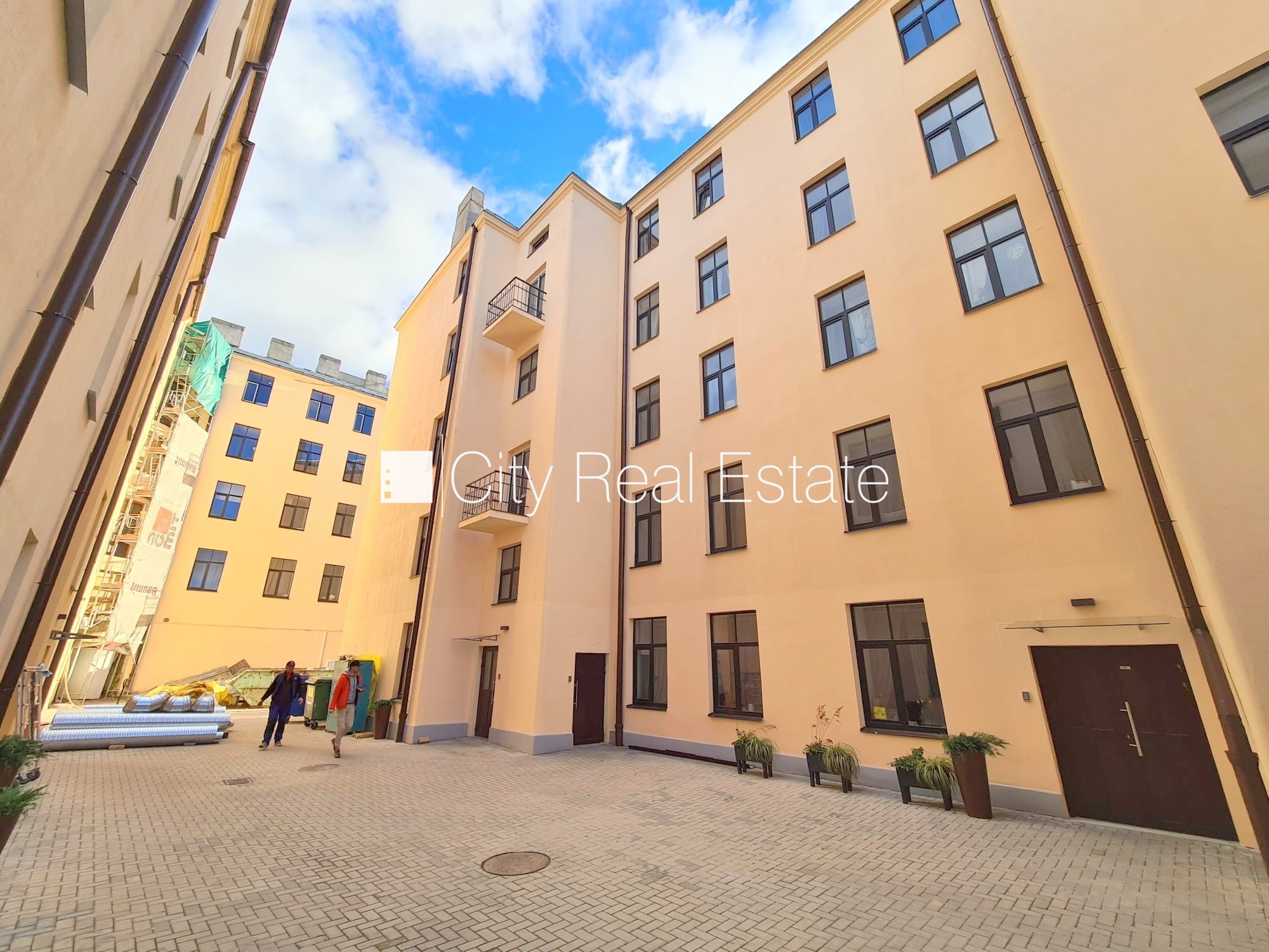 Sludinājumi. Fasādes māja, renovēta māja, slēgts pagalms, ieeja no ielas un pagalma, kāpņu telpa pēc kapitālā Cena: 300 EUR/mēn Foto #17