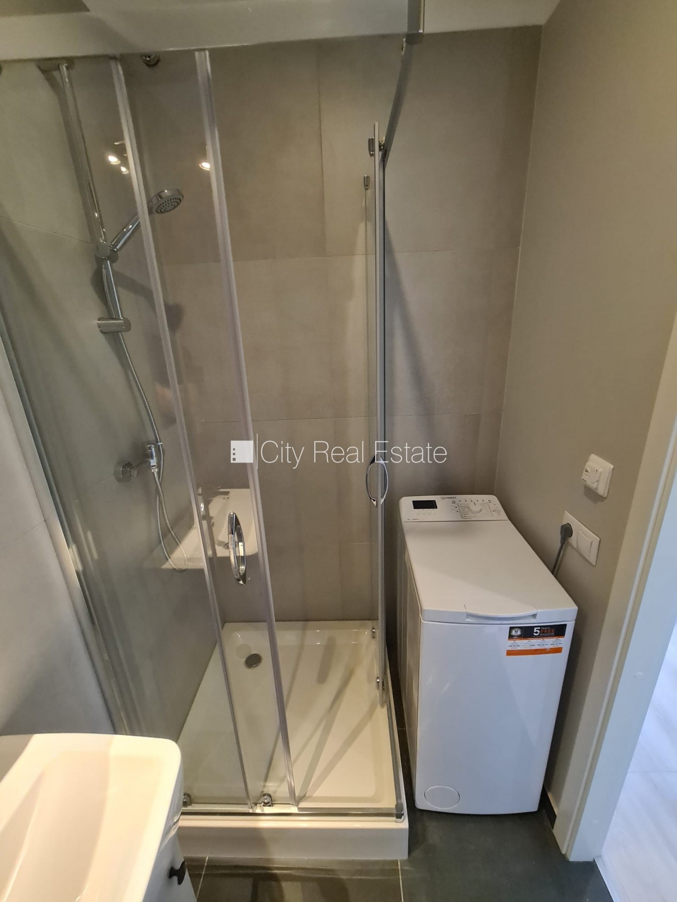 Sludinājumi. Fasādes māja, renovēta māja, slēgts pagalms, ieeja no ielas un pagalma, kāpņu telpa pēc kapitālā Cena: 300 EUR/mēn Foto #8