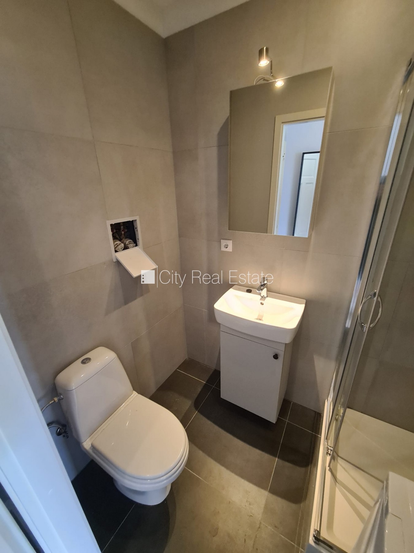 Sludinājumi. Fasādes māja, renovēta māja, slēgts pagalms, ieeja no ielas un pagalma, kāpņu telpa pēc kapitālā Cena: 300 EUR/mēn Foto #7